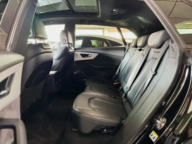 Audi Q8 view 9