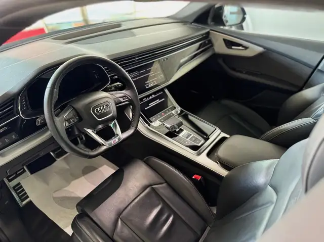 Audi Q8 view 7