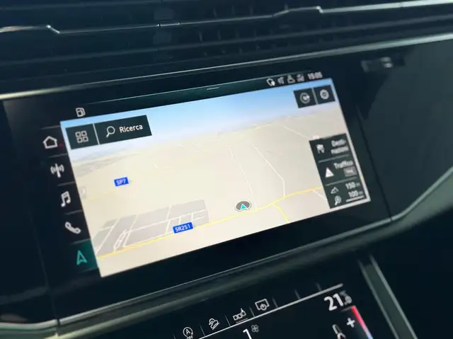 Audi Q8 view 24
