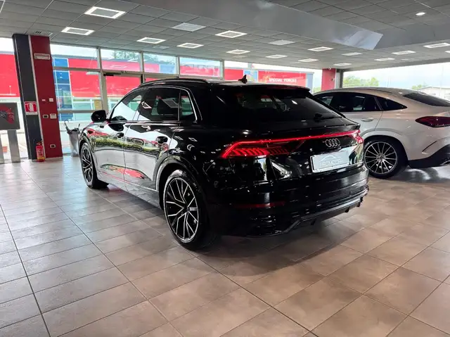Audi Q8 view 5