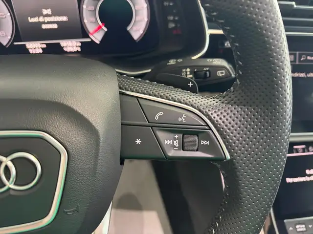 Audi Q8 view 17