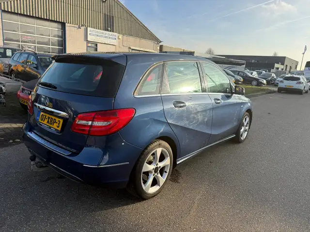 Mercedes-Benz B Class view 3