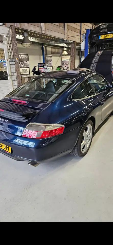 Porsche 911 3.4 Coupé Carrera 4, foto 1