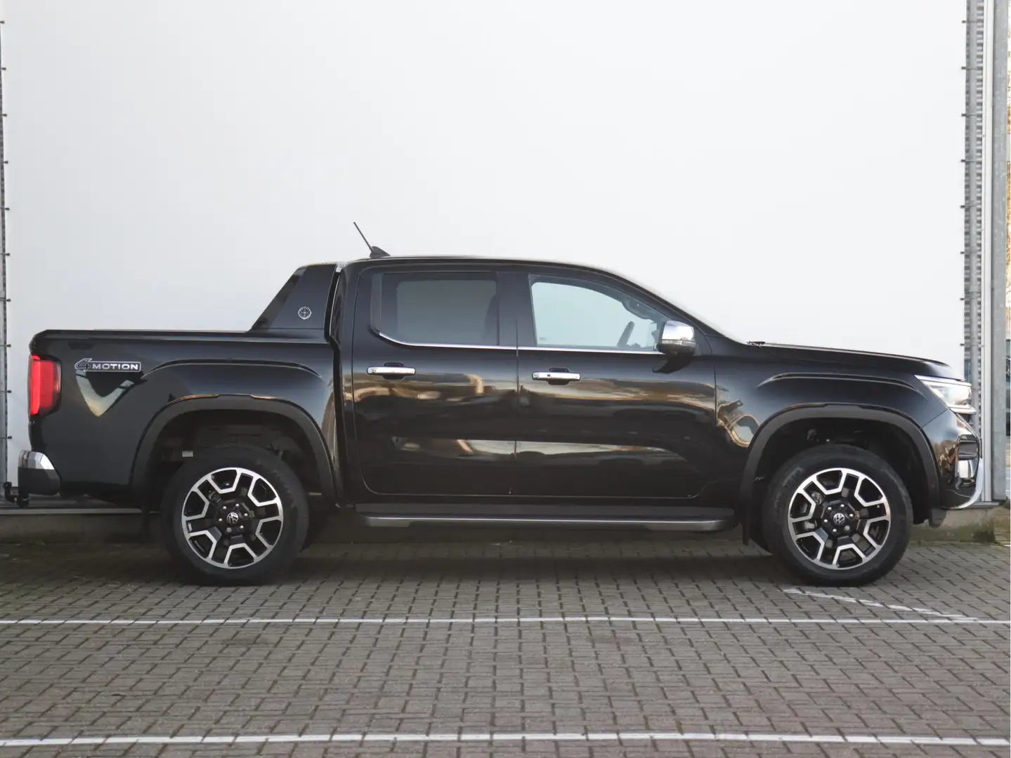 Volkswagen Amarok 3.0 TDI V6 240PK 4Motion Aventura Plus Cabine | 36 Zwart - 2