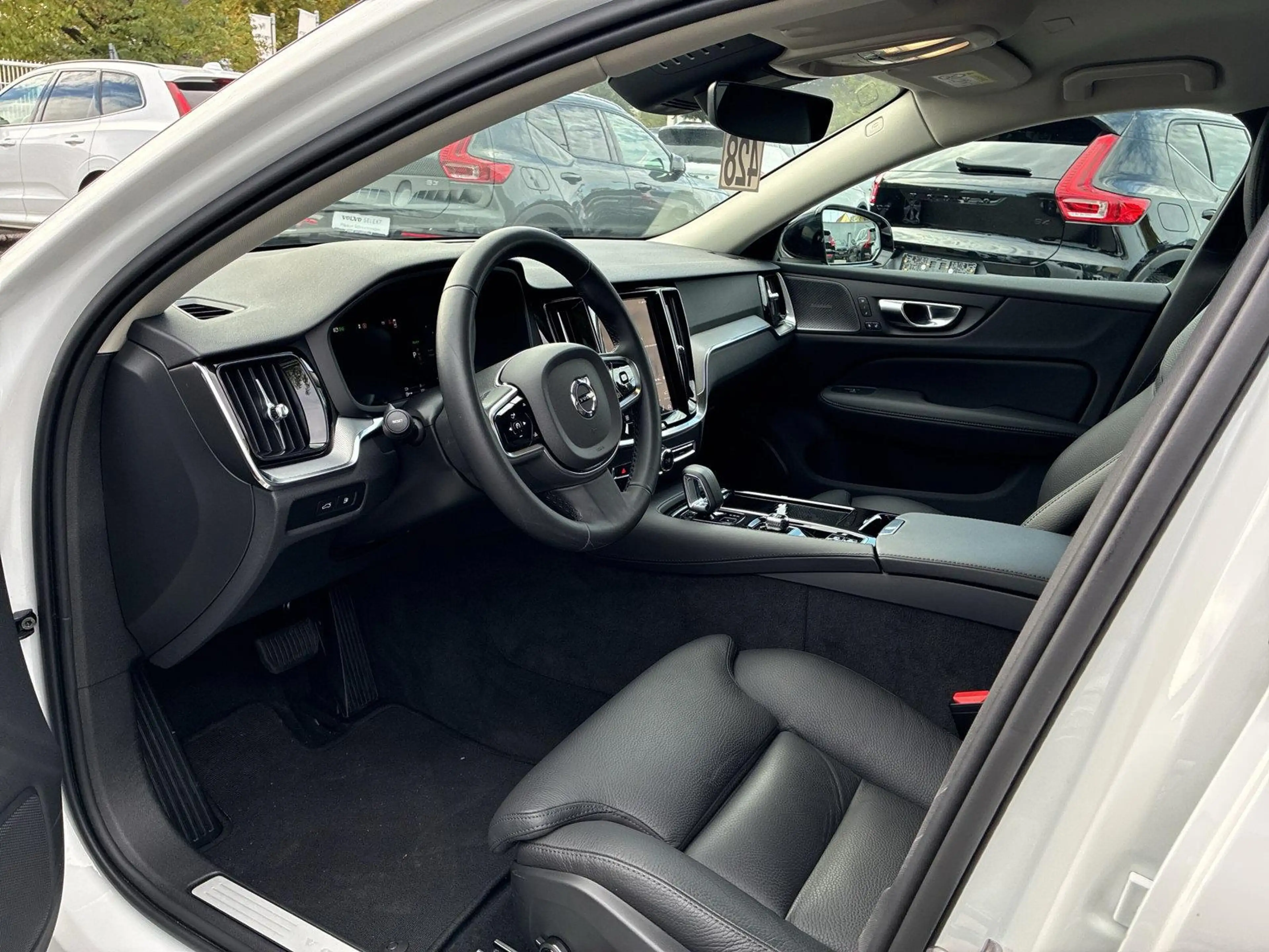 Volvo V60 T8 AWD Plus Dark Recharge | ACC | H&K | LED — photo 10