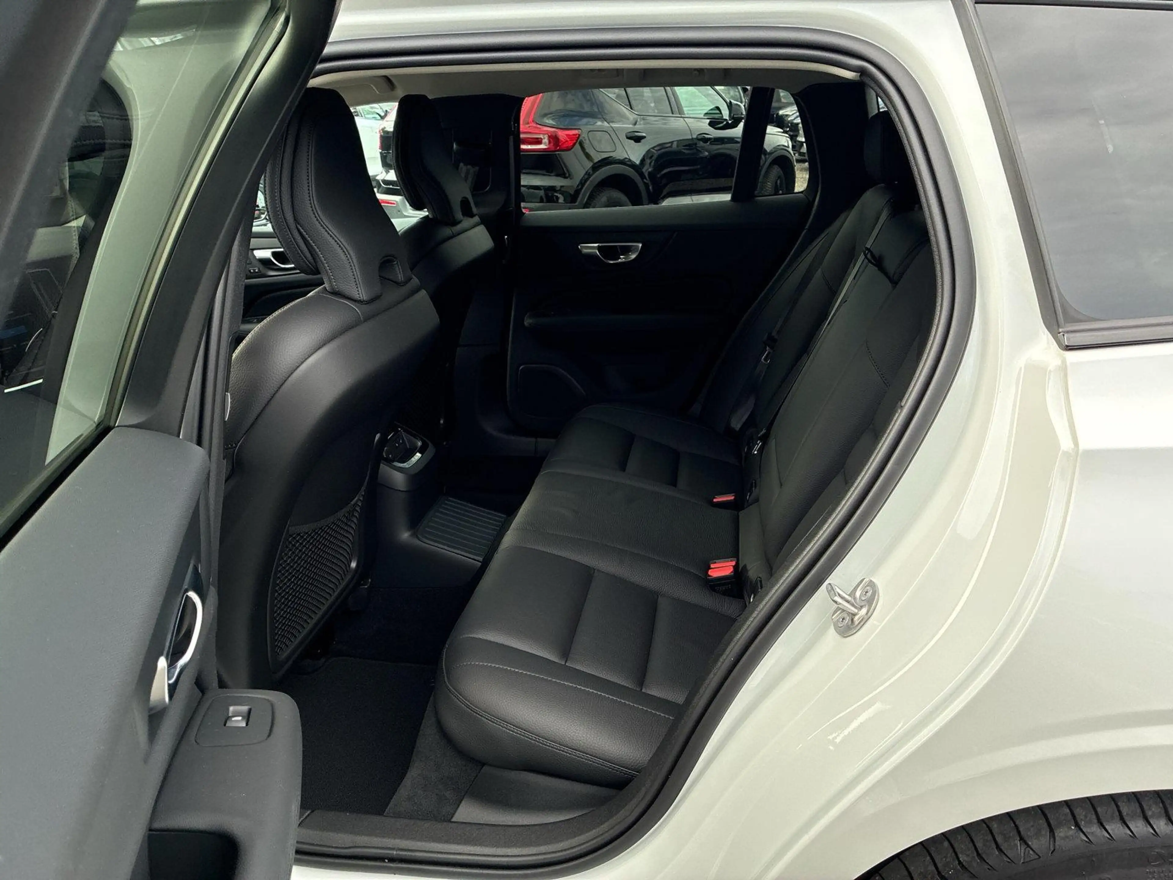 Volvo V60 T8 AWD Plus Dark Recharge | ACC | H&K | LED — photo 14