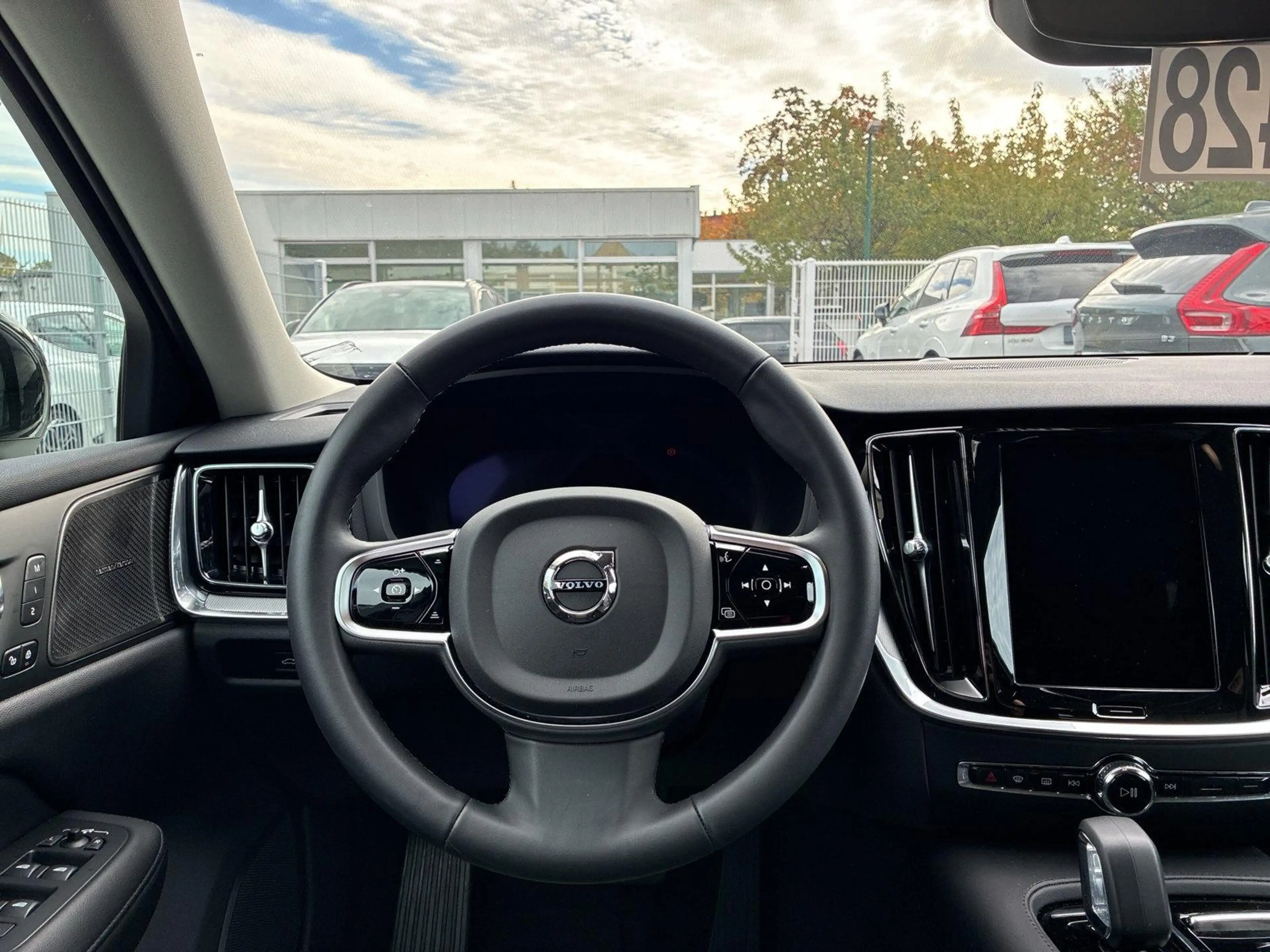 Volvo V60 T8 AWD Plus Dark Recharge | ACC | H&K | LED — photo 11