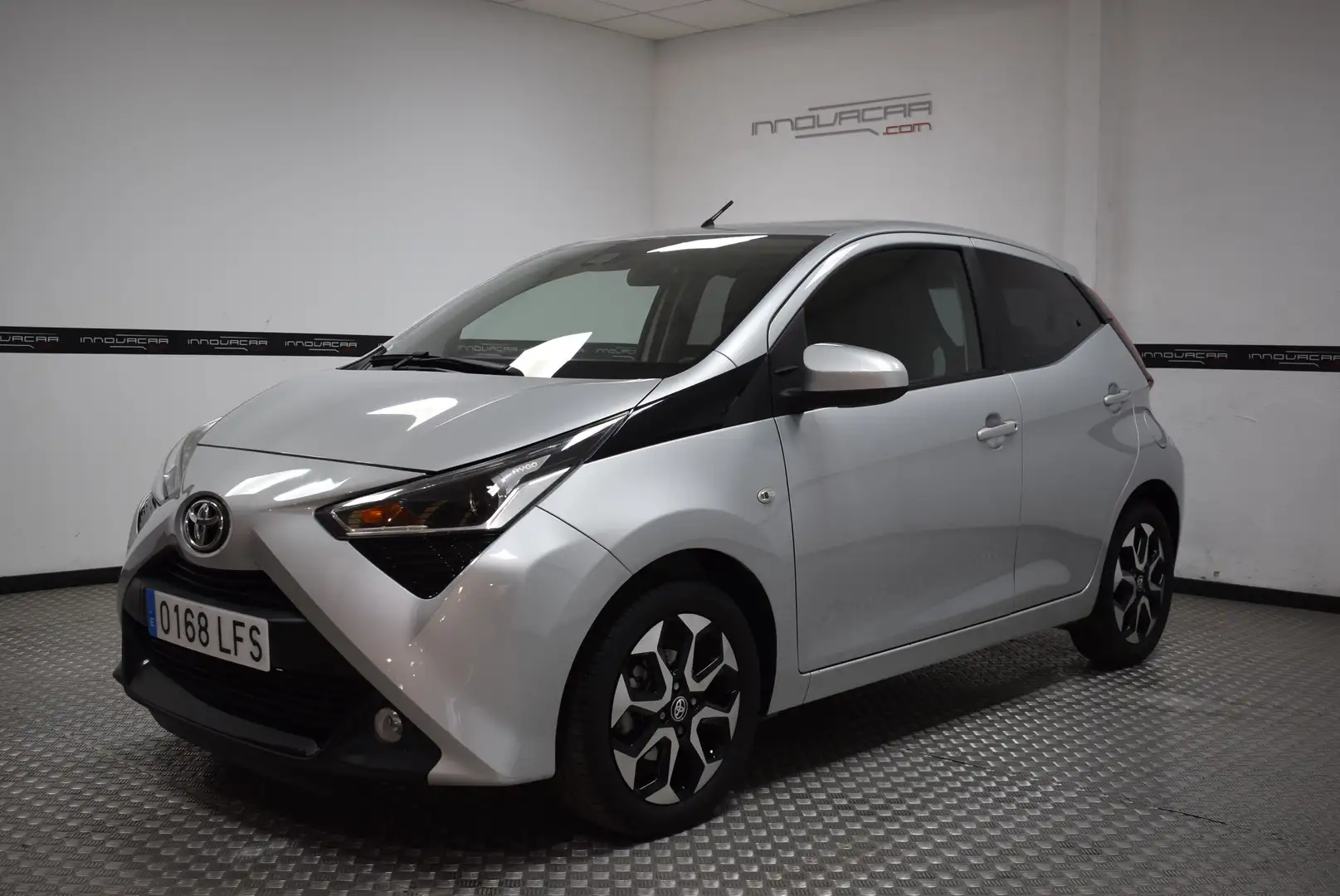 Toyota Aygo 70 x-play Gris - 1