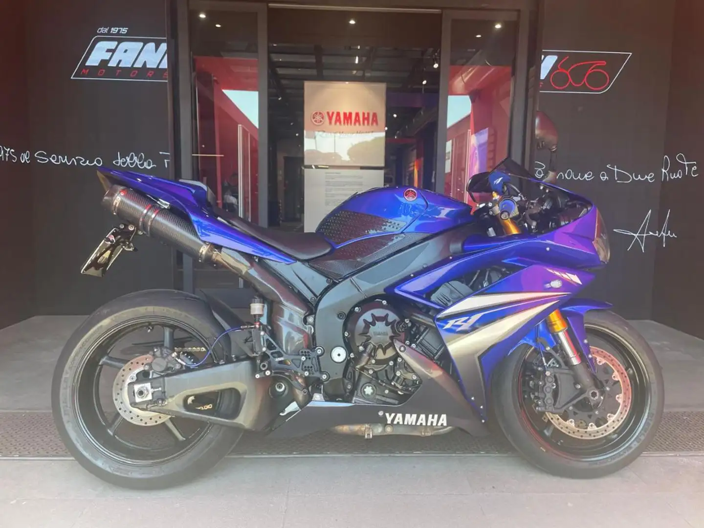 Yamaha YZF-R1 . Gris - 1
