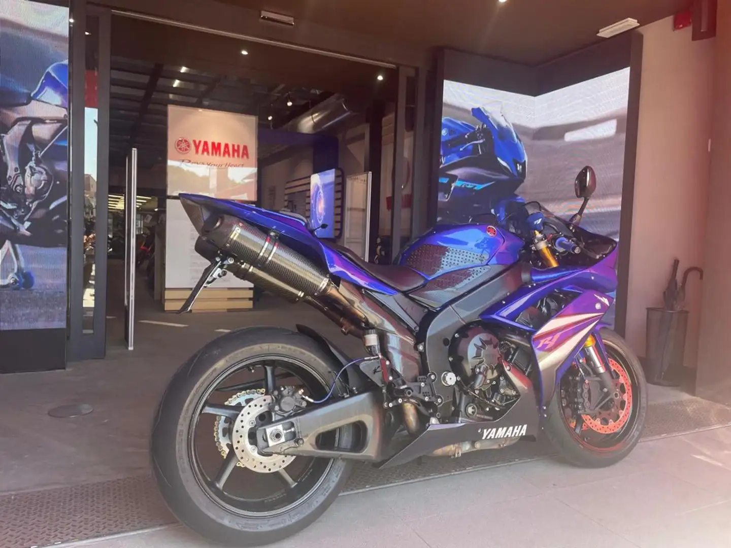 Yamaha YZF-R1 . Gris - 2