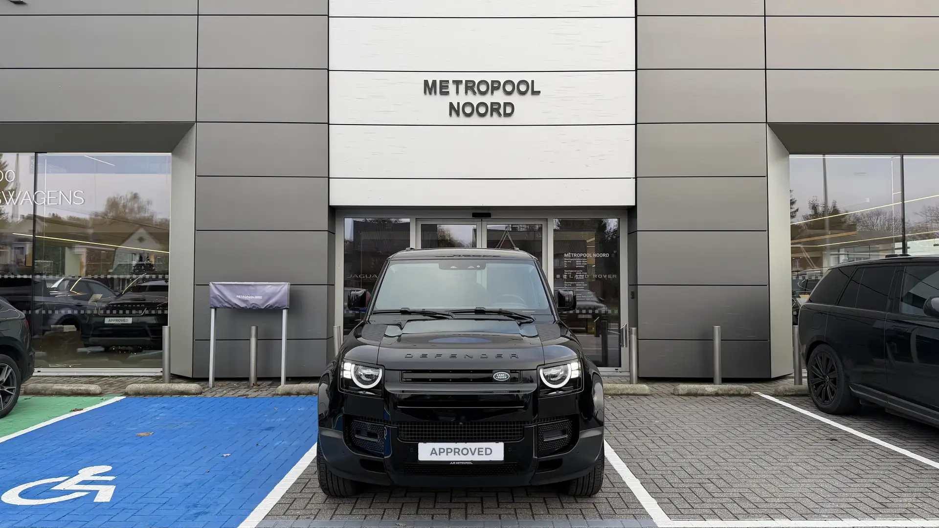 Land Rover Defender 110 P400e S Schwarz - 2