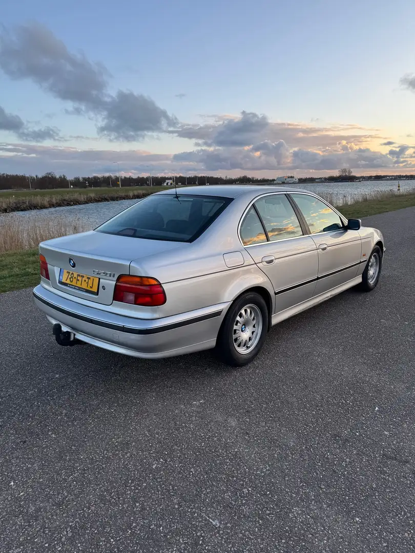 BMW 528 i Executive (NAP) Gris - 2