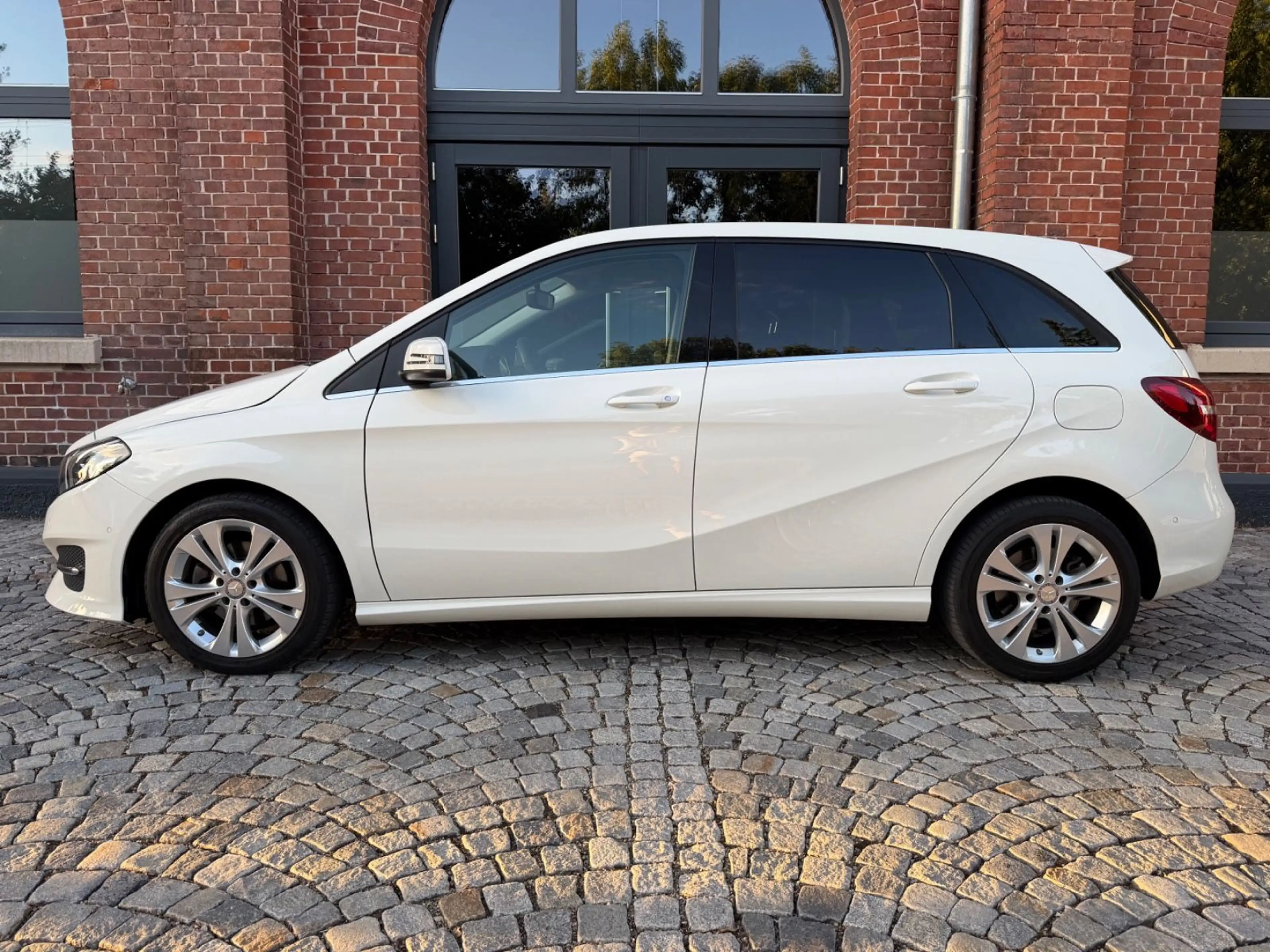 Mercedes-Benz B 220 4Matic Urban *Kamera*1.Hand*Navi*Tempomat* — photo 5