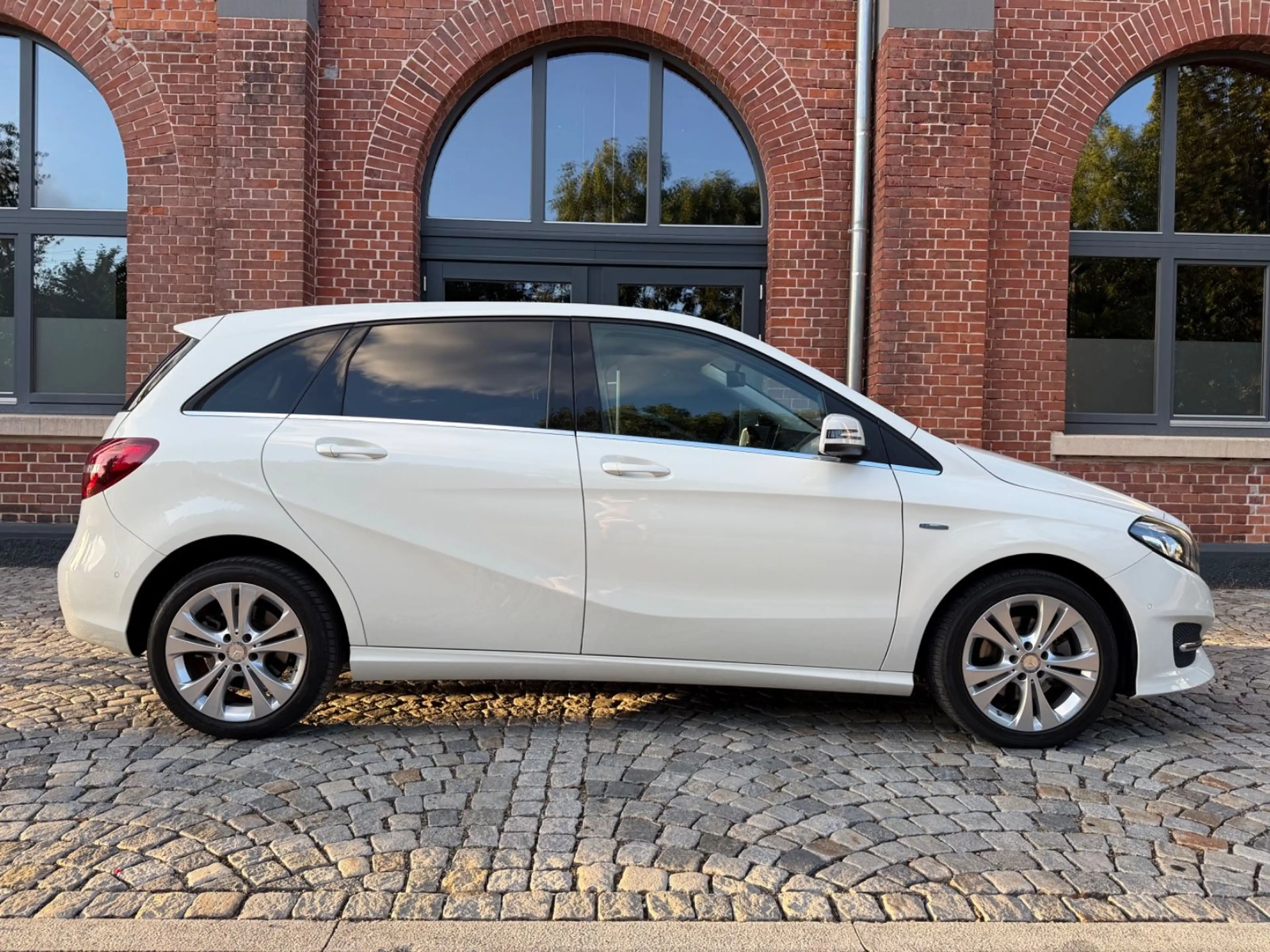 Mercedes-Benz B 220 4Matic Urban *Kamera*1.Hand*Navi*Tempomat* — photo 2
