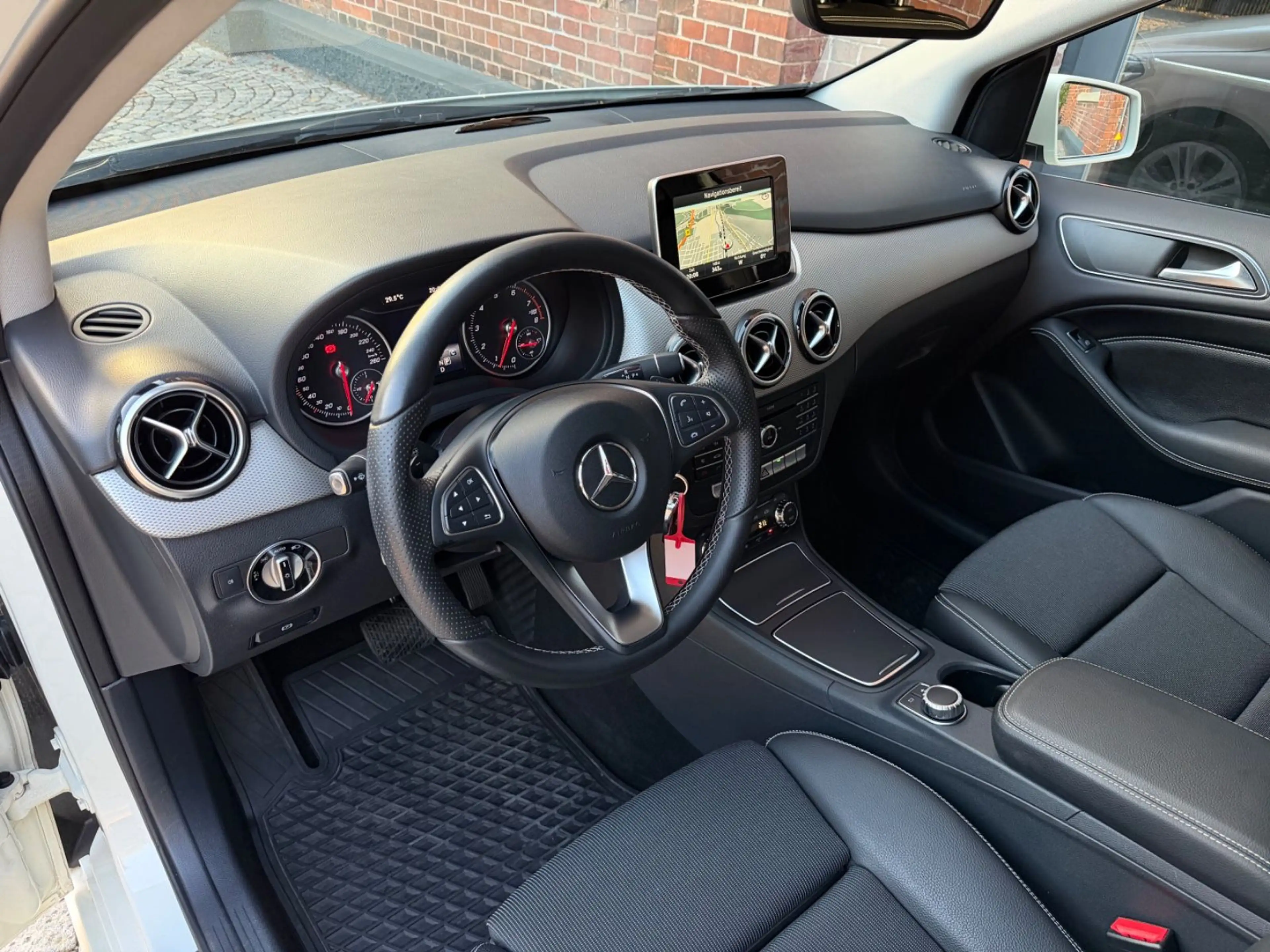 Mercedes-Benz B 220 4Matic Urban *Kamera*1.Hand*Navi*Tempomat* — photo 9