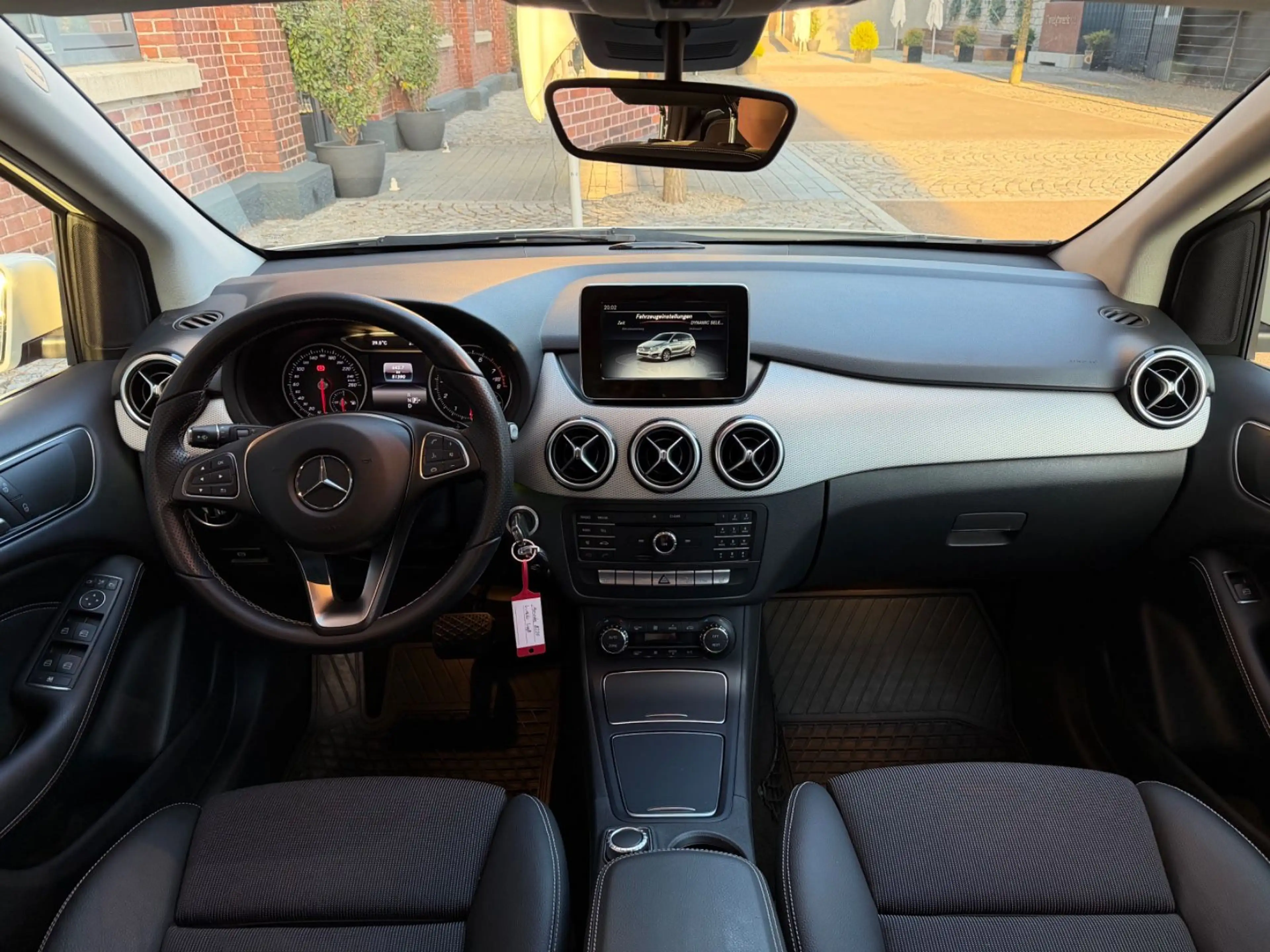 Mercedes-Benz B 220 4Matic Urban *Kamera*1.Hand*Navi*Tempomat* — photo 7