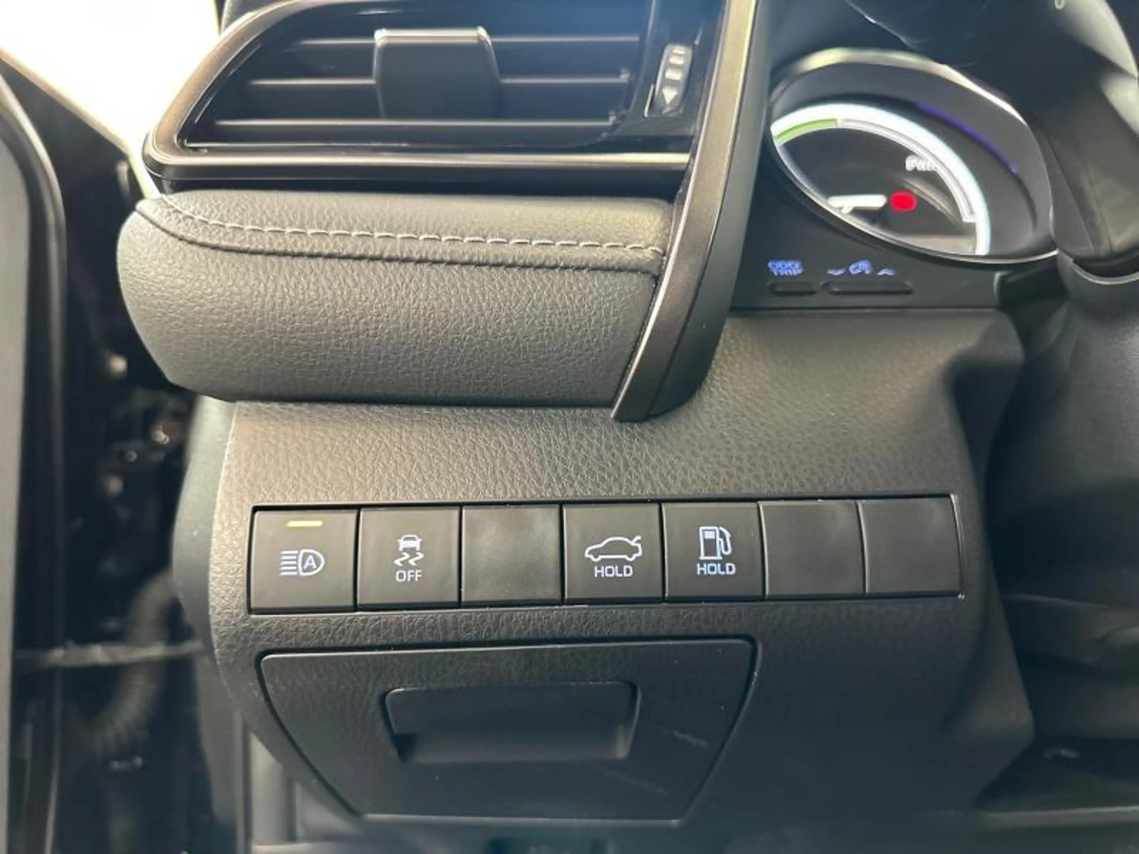 Toyota Camry 218hp HEV Dynamic Plus | carplay — photo 28