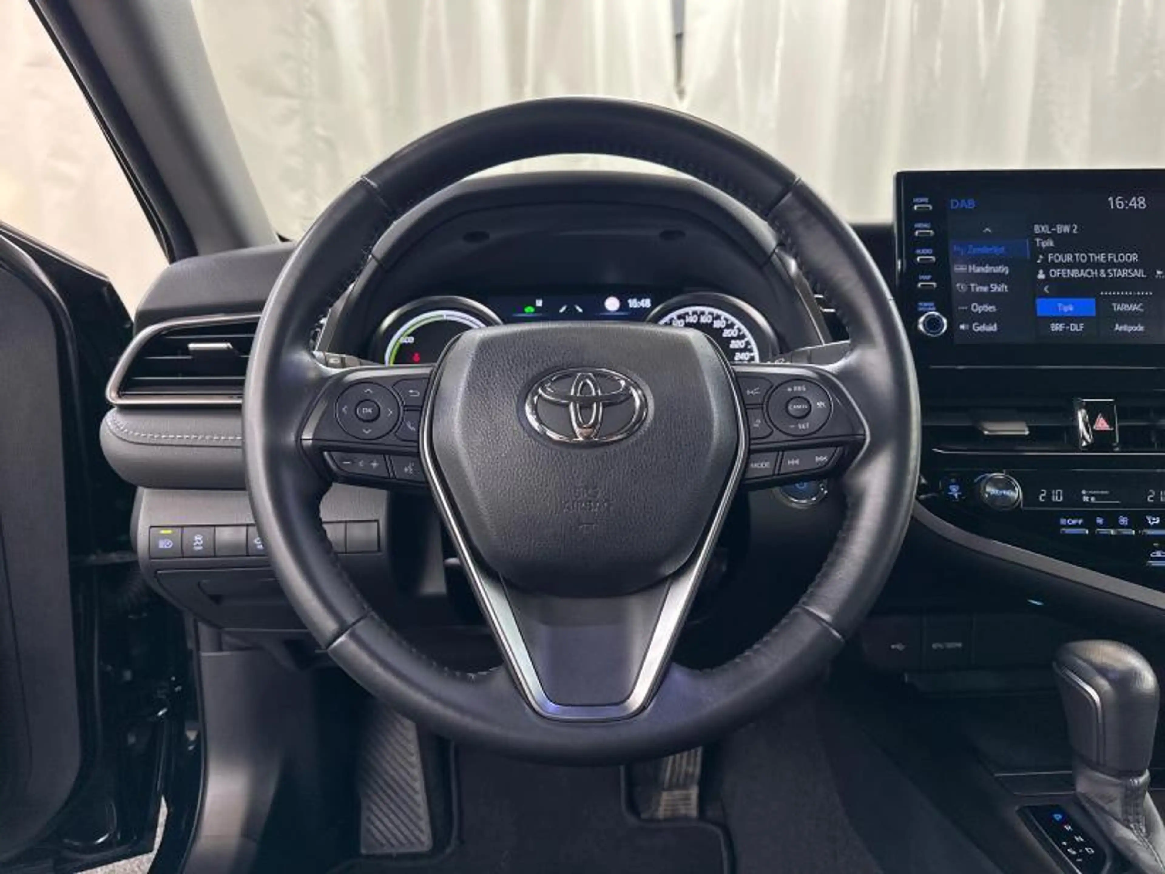 Toyota Camry 218hp HEV Dynamic Plus | carplay — photo 25