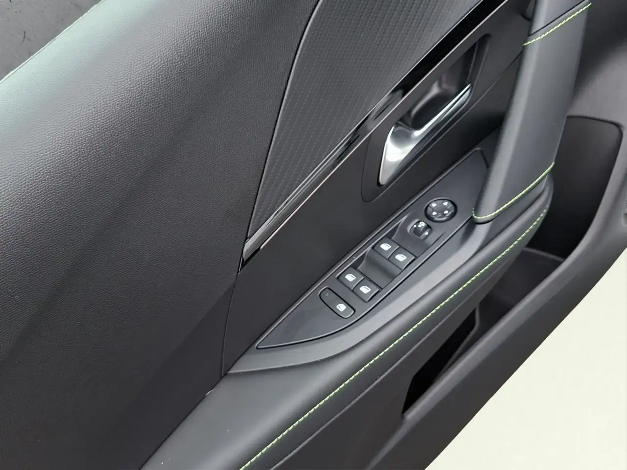 Peugeot 208 1.2 Hybrid 136 GT, миниатюра 12