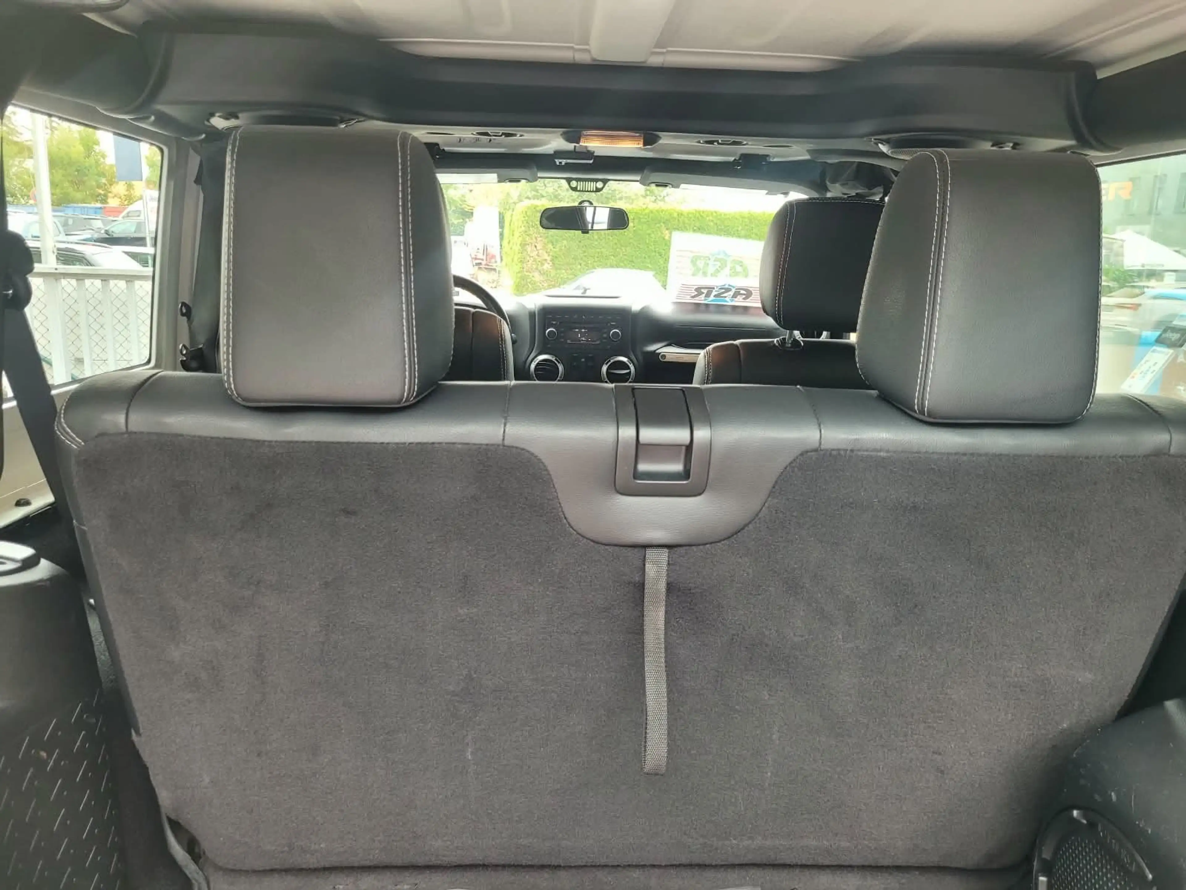 Jeep Wrangler / Wrangler Unlimited Sahara Cabrio — photo 10