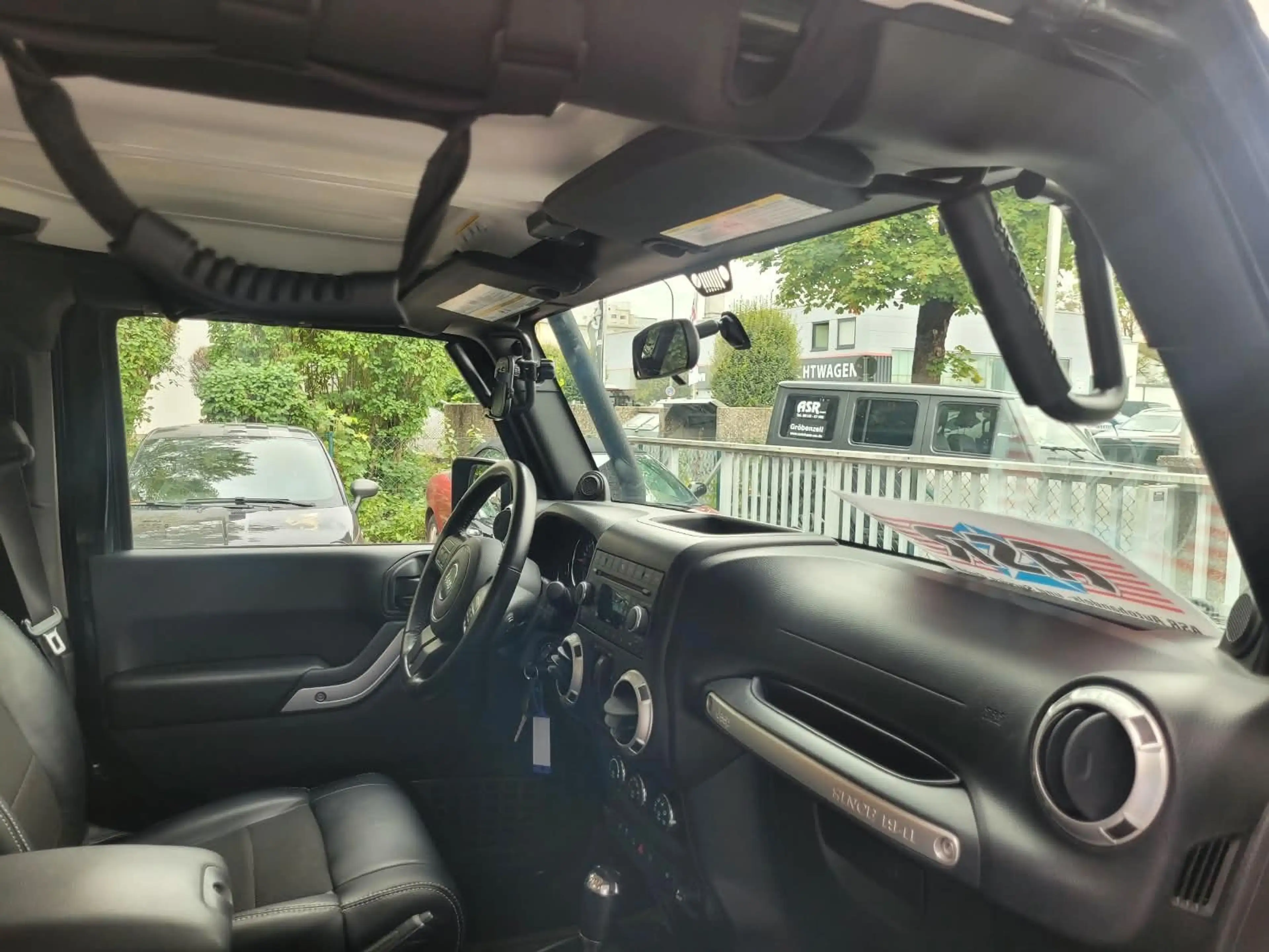 Jeep Wrangler / Wrangler Unlimited Sahara Cabrio — photo 11