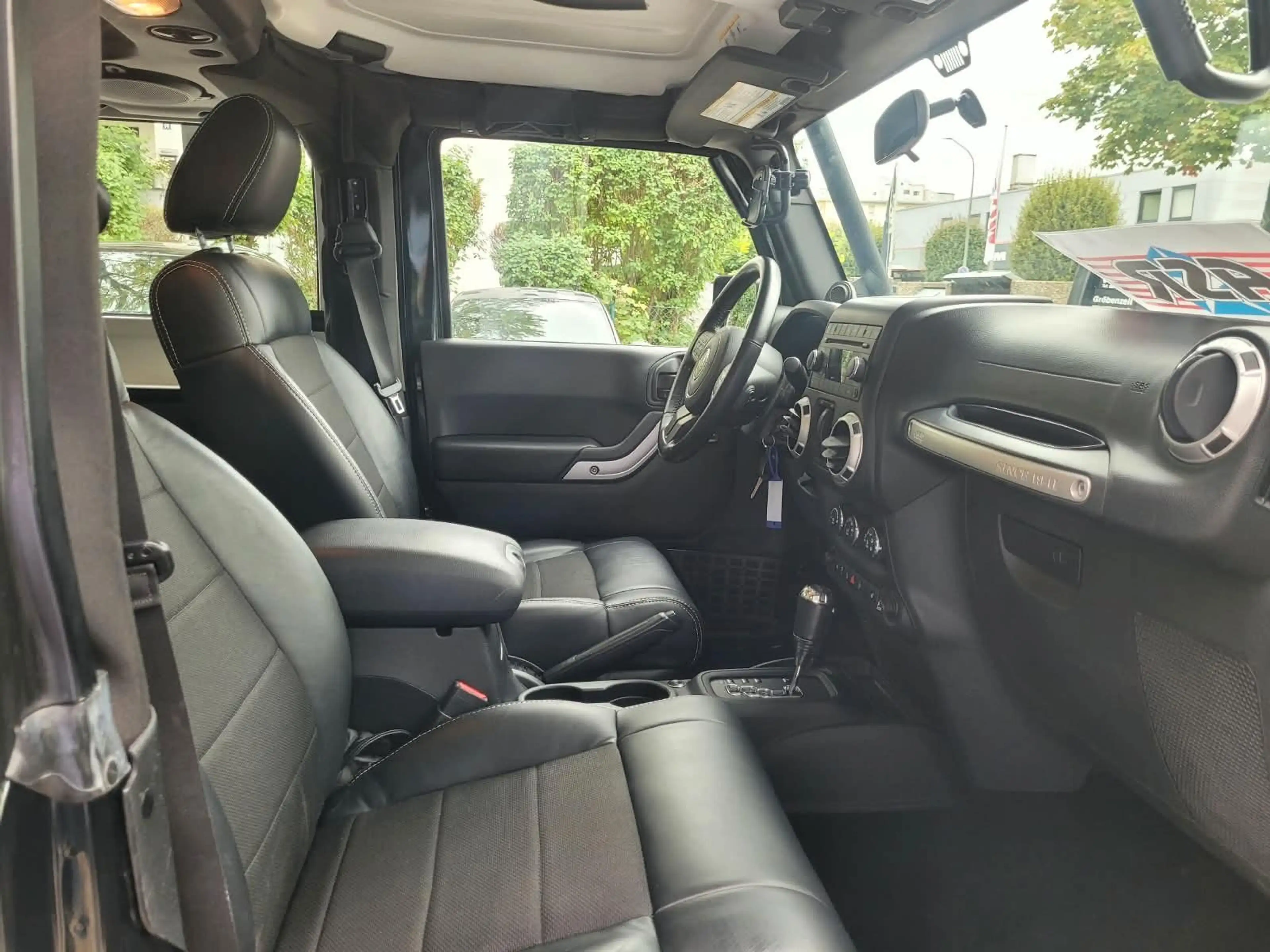 Jeep Wrangler / Wrangler Unlimited Sahara Cabrio — photo 13
