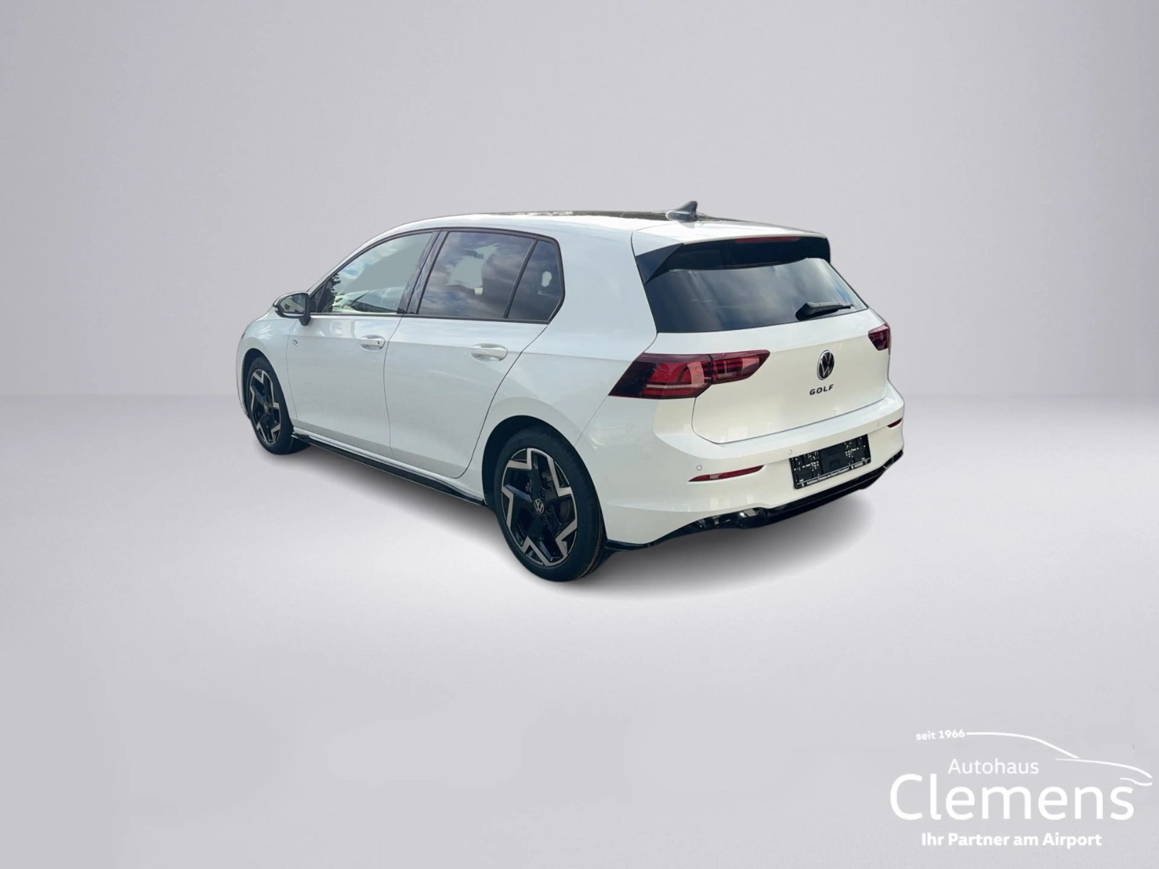 Volkswagen Golf 1.5 eTSI 110 kW R-Line BLACK STYLE — photo 3