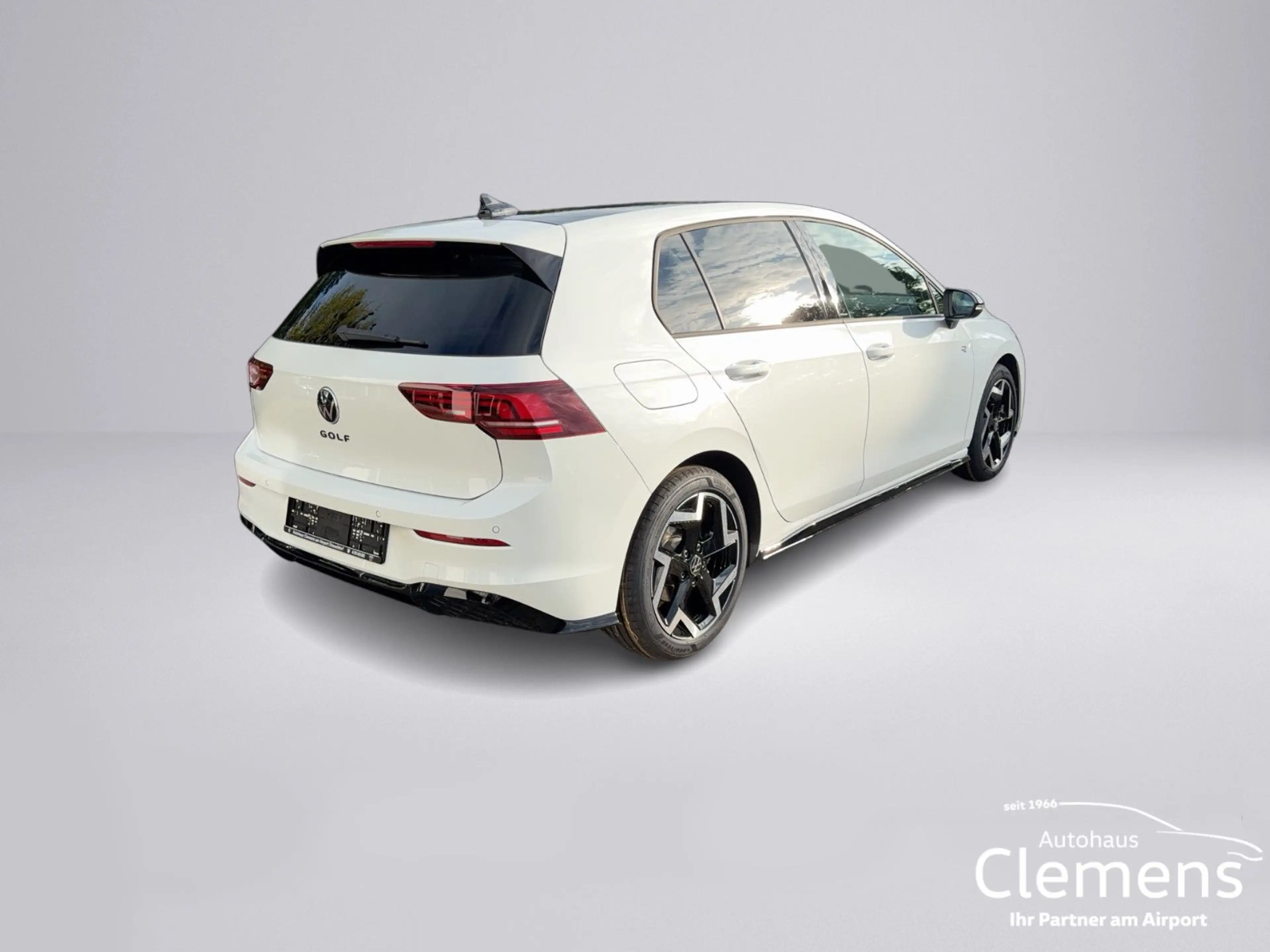 Volkswagen Golf 1.5 eTSI 110 kW R-Line BLACK STYLE — photo 5