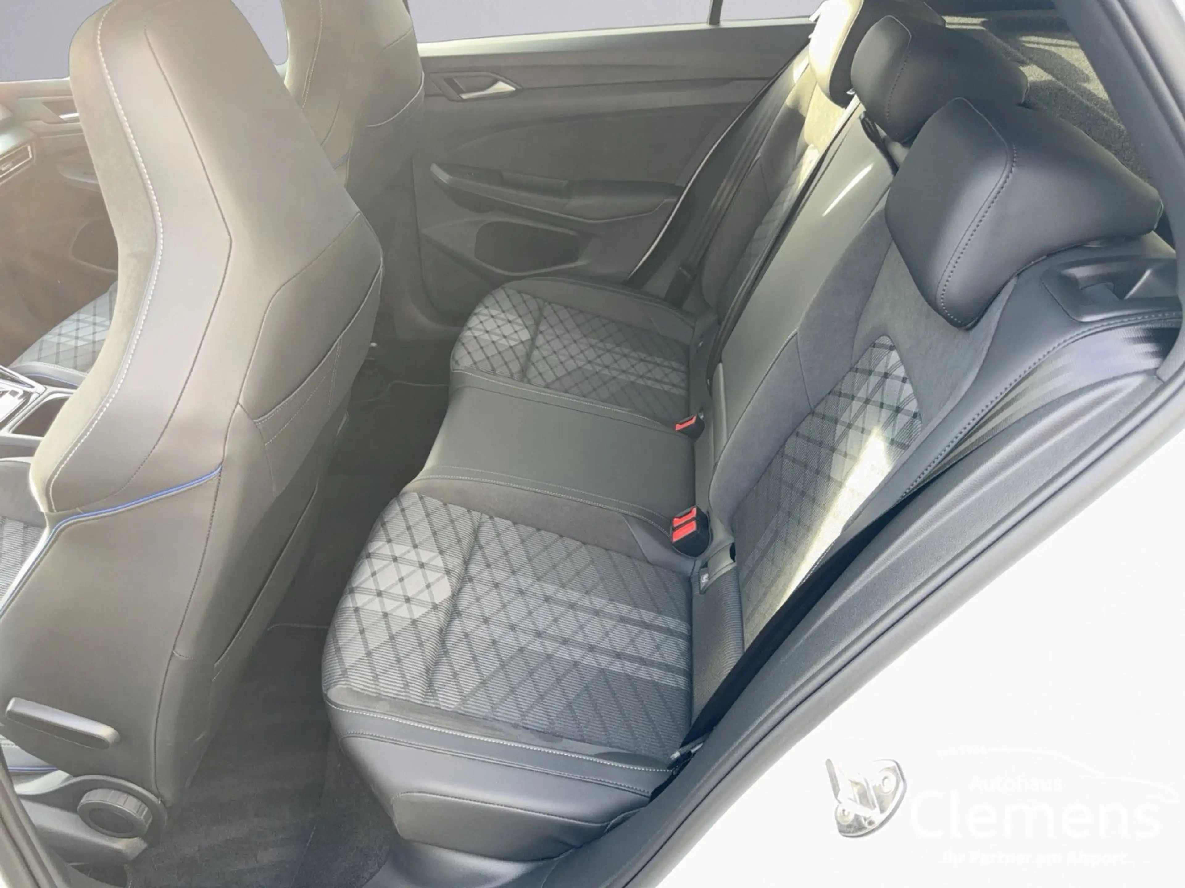 Volkswagen Golf 1.5 eTSI 110 kW R-Line BLACK STYLE — photo 12