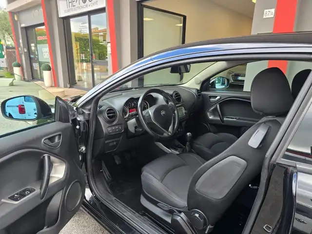 Alfa Romeo Mito view 3