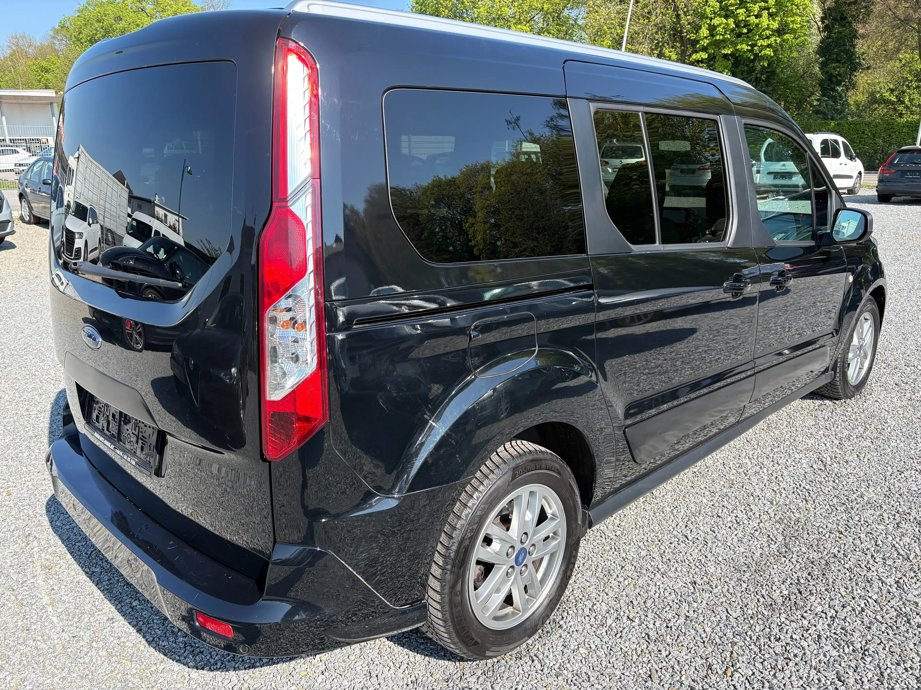 Ford Grand Tourneo Grand Tourneo 1.5TDCI*TITANIUM*AHK*RFK*TOP ZUSTAND — photo 4