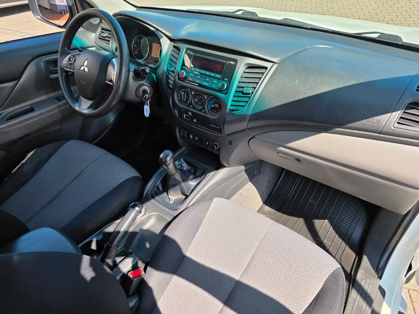 Mitsubishi L200 Club Cab 4WD Klima/AHK/EU6 Weiß - 2