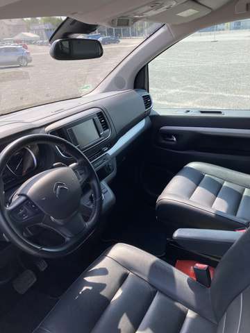 Citroen Spacetourer Familienfahrzeug mit Platz für Gepäck.