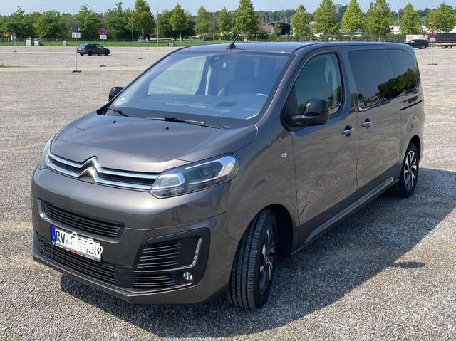 Imagine Citroen Spacetourer Familienfahrzeug mit Platz für Gepäck.