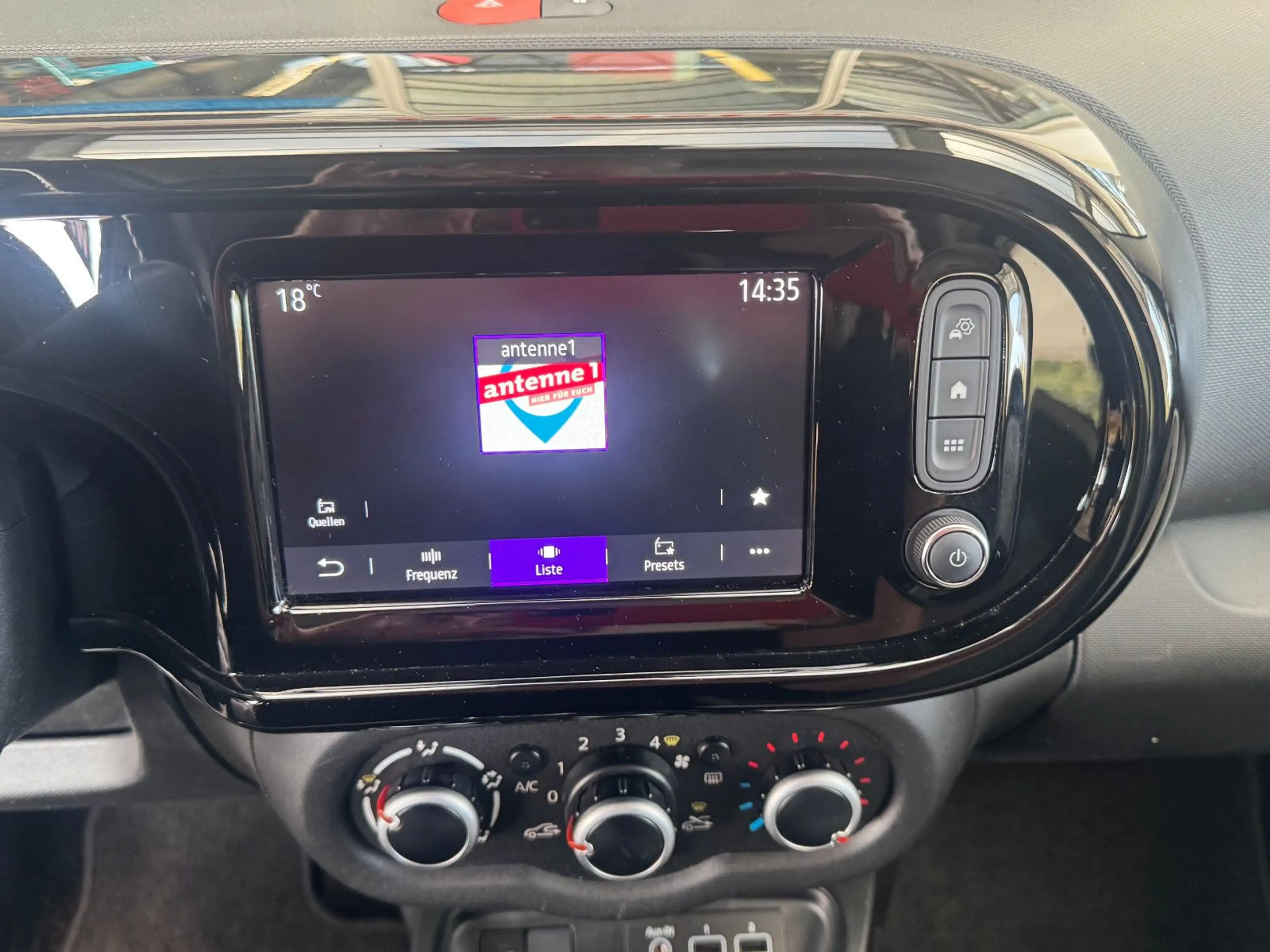 Renault Twingo 1,0 SCe Limited Klima Navivob.+ M+S Räder — photo 9