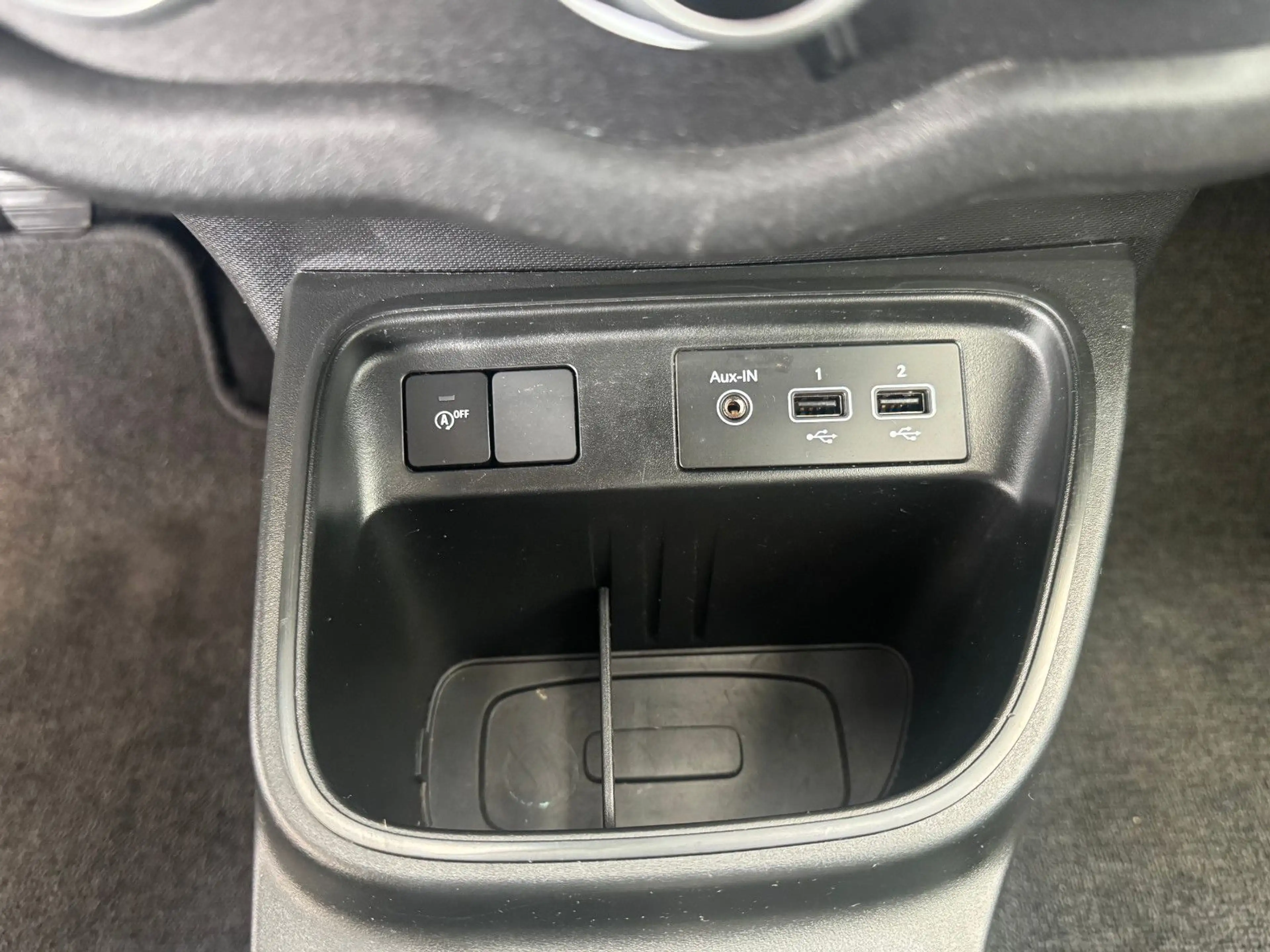 Renault Twingo 1,0 SCe Limited Klima Navivob.+ M+S Räder — photo 14