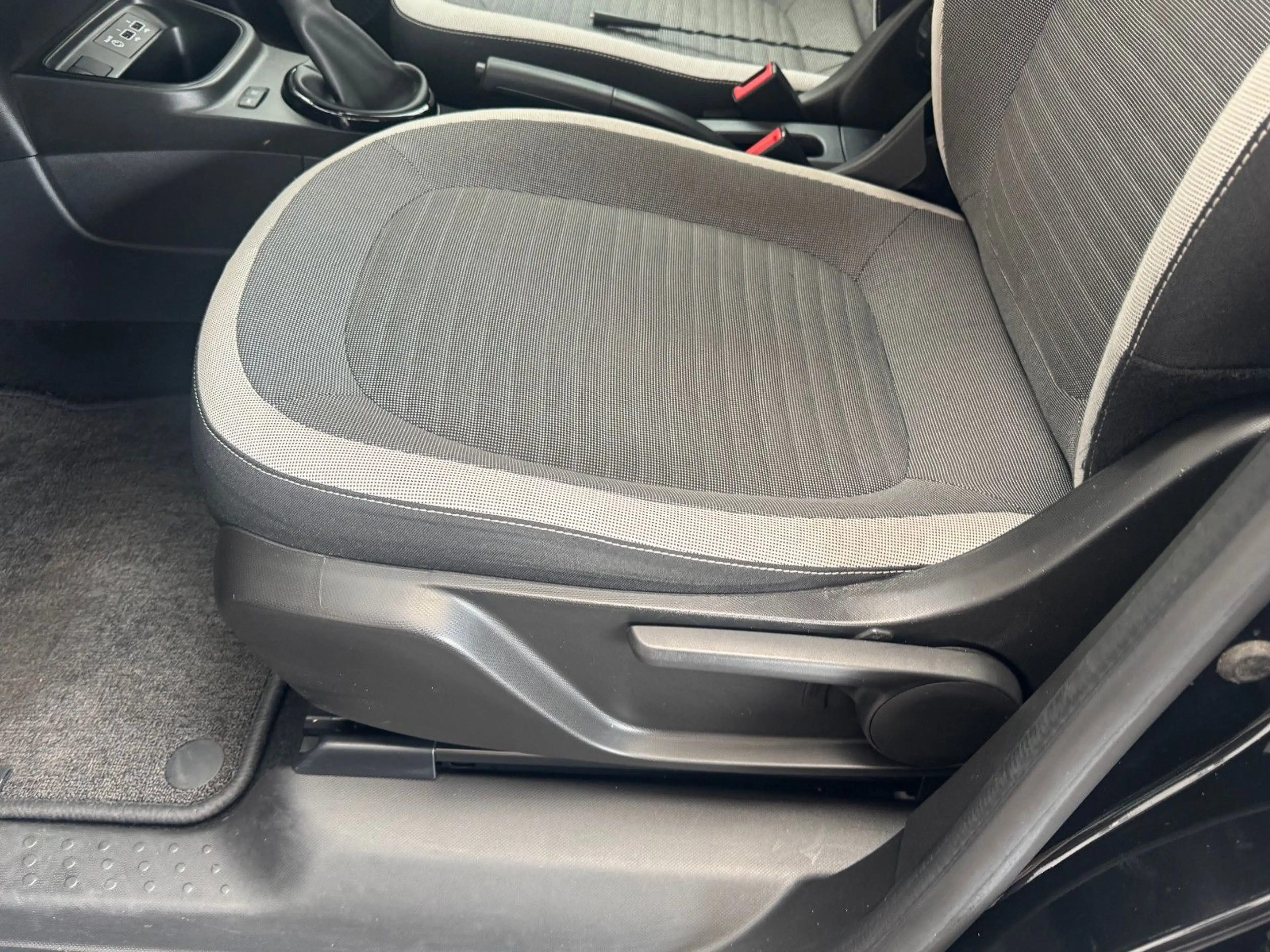 Renault Twingo 1,0 SCe Limited Klima Navivob.+ M+S Räder — photo 12