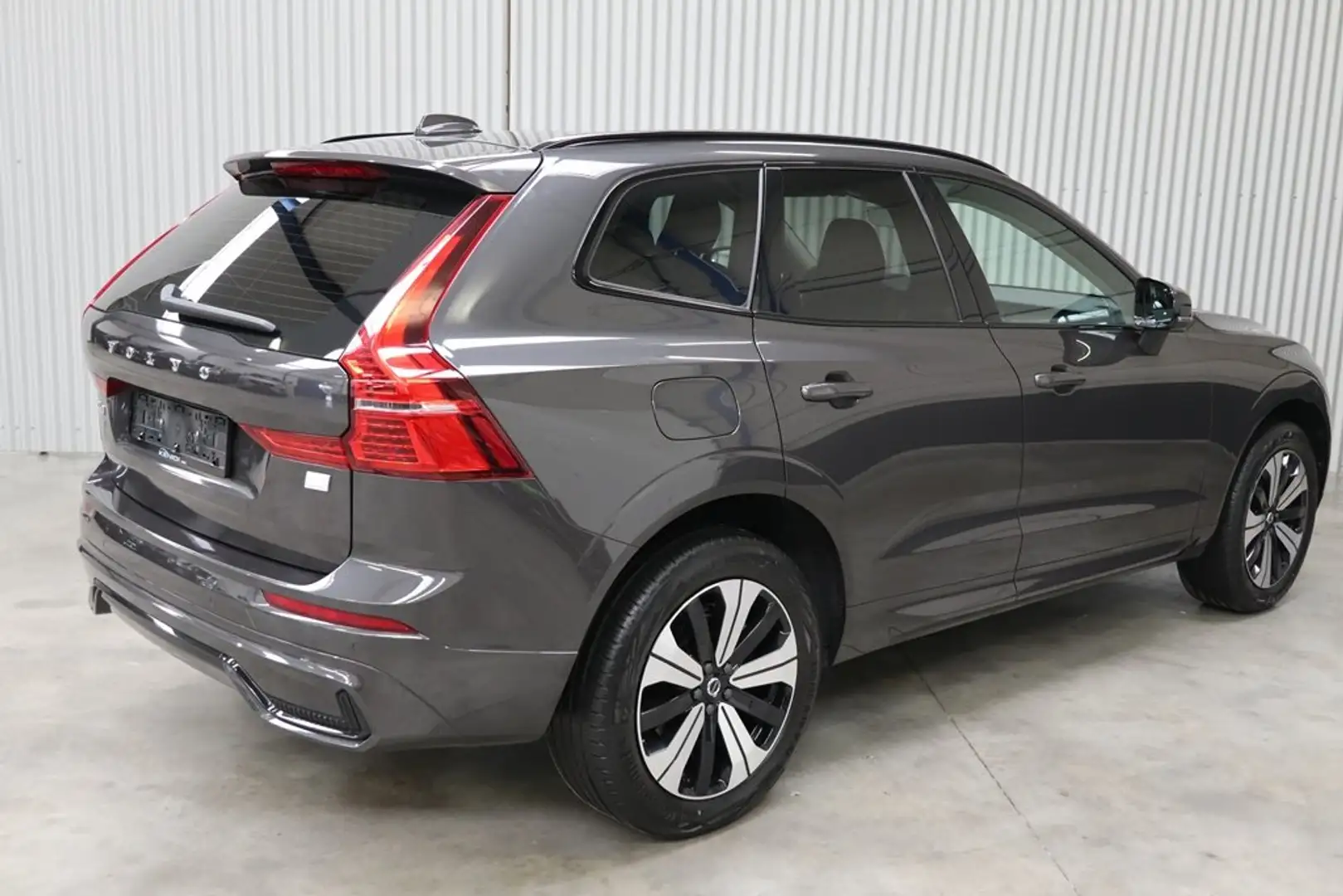 Volvo XC60 T6 Recharge Plug-in Hybride AWD Plus Dark ACC PANO siva - 2