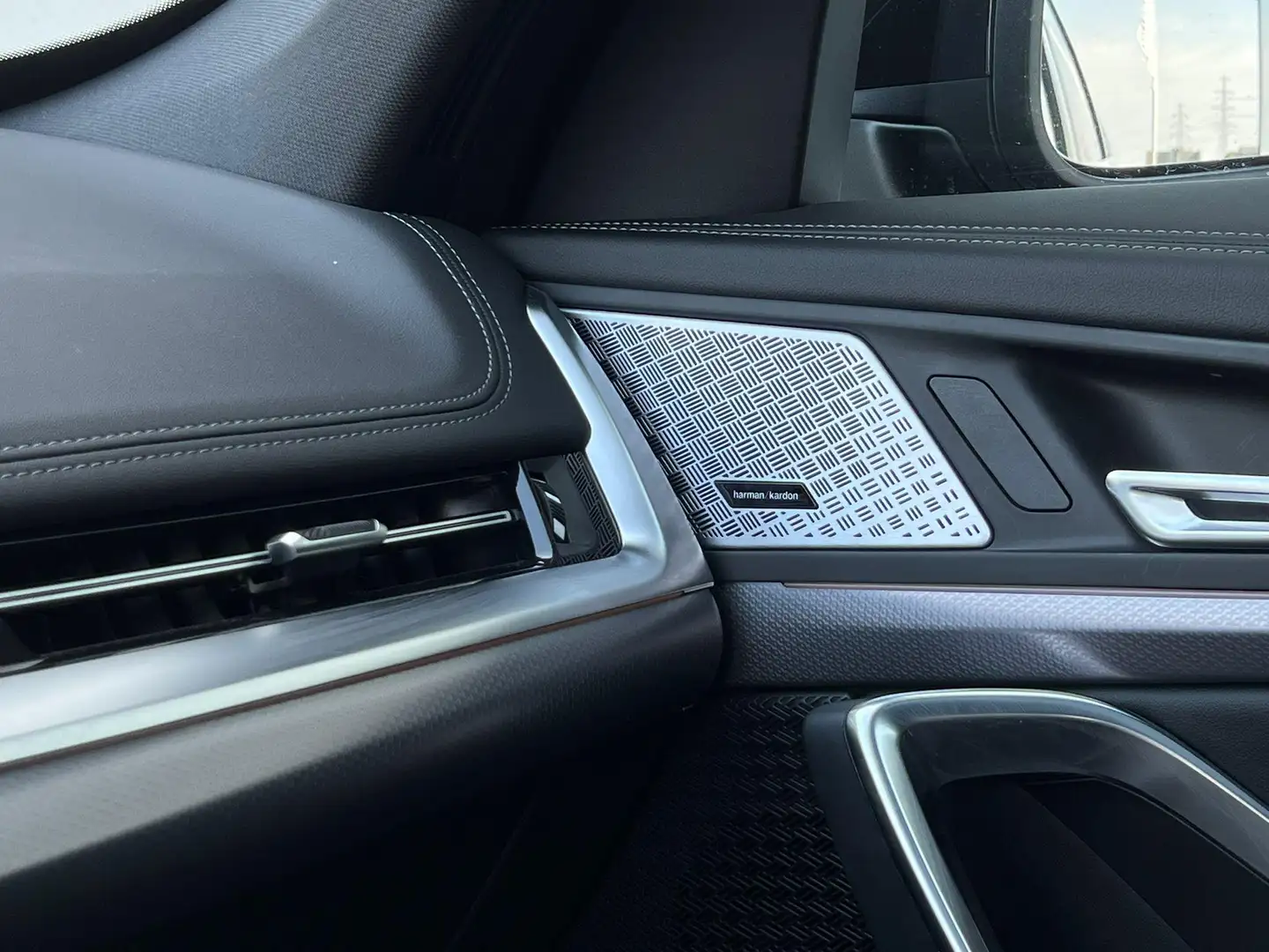 BMW iX1 eDrive20 Premium Pack | M-Sportpakket | Panoramada Zwart - 2