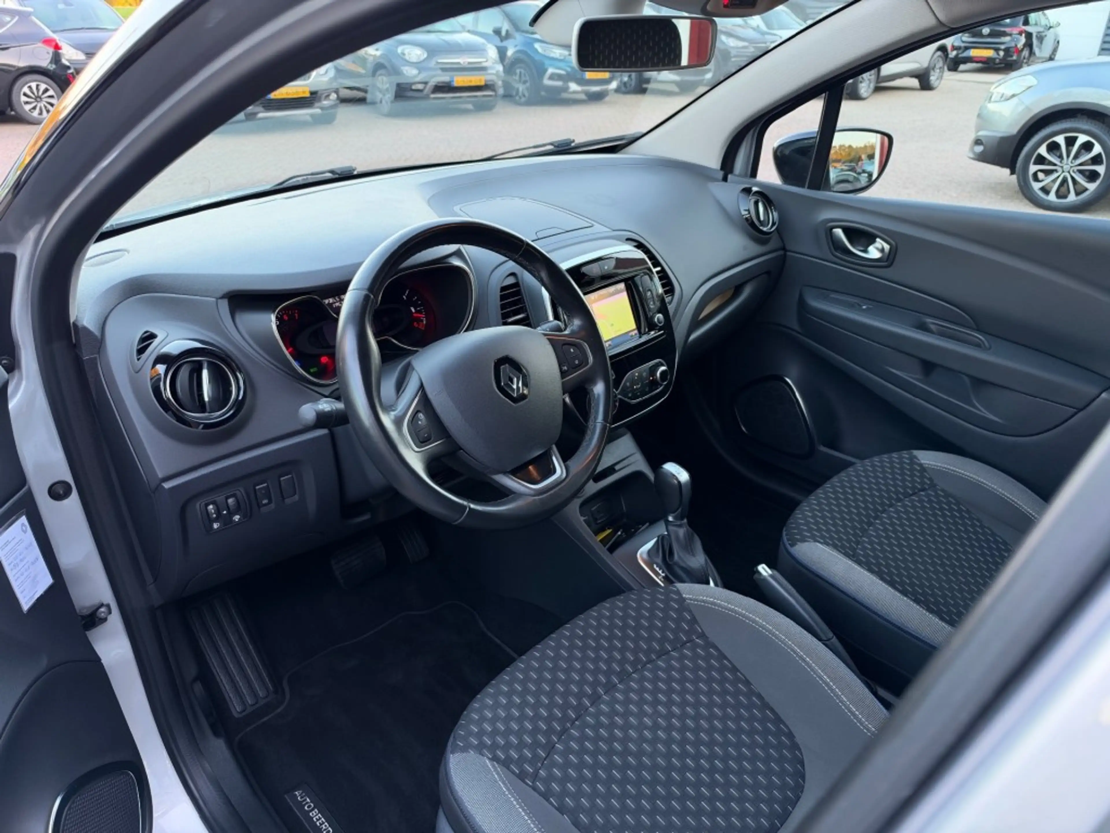 Renault Captur 1.3 TCE INTENS 150PK Automaat/Trekhaak/Cruise Cont — photo 3