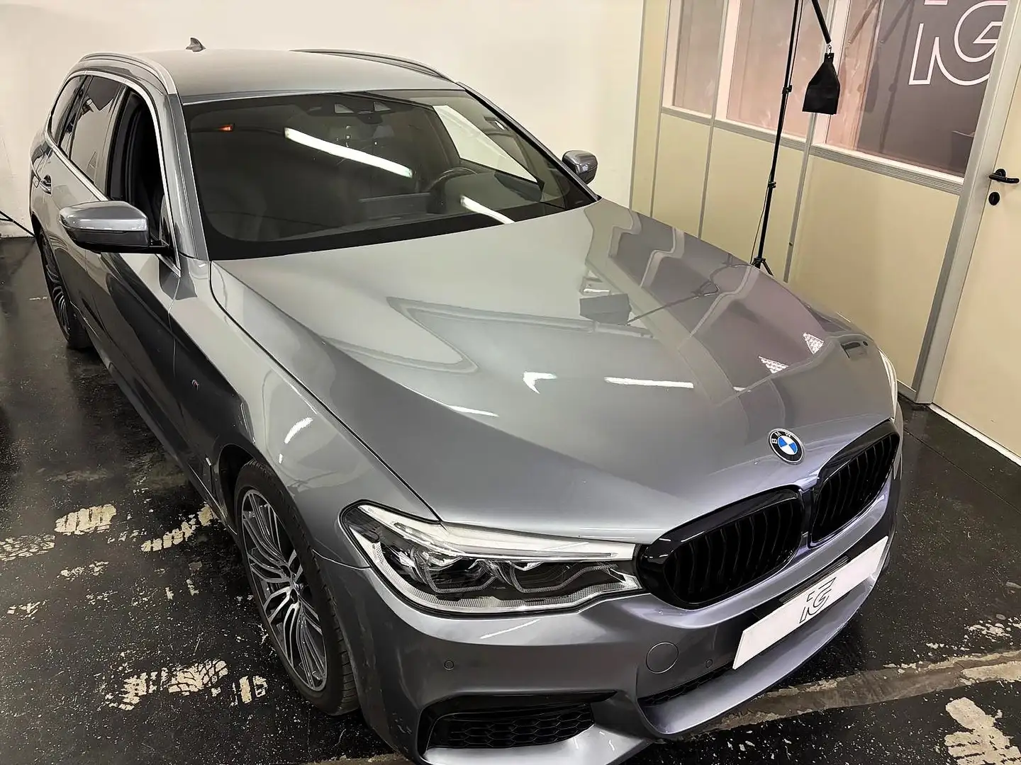 BMW 520 520d Touring xdrive Msport auto Grijs - 2