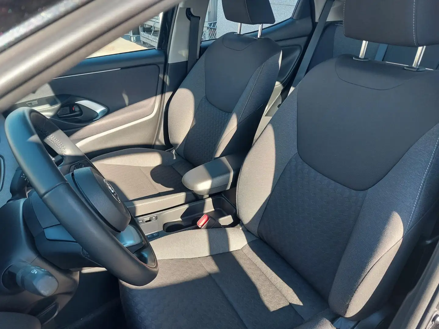 Toyota Yaris 1.5 VVT-i Hybrid 85kW e-CVT Dynamic | Navigatie | Nero - 2