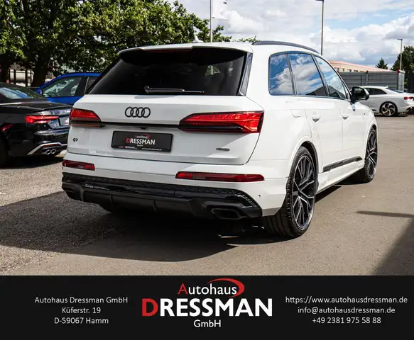 Audi Q7 view 4