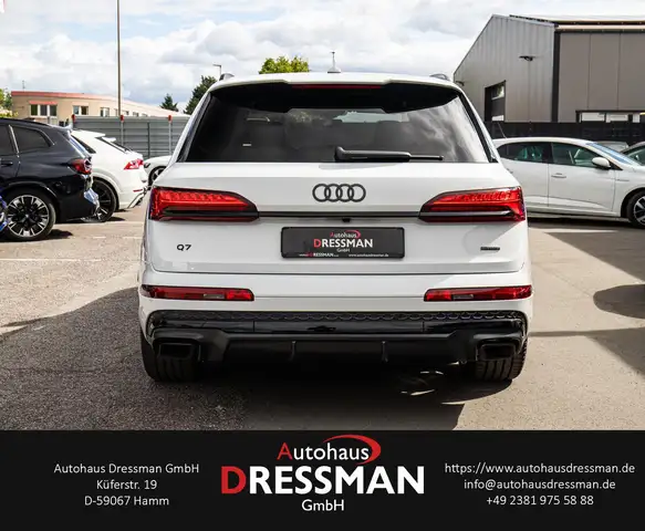 Audi Q7 view 5