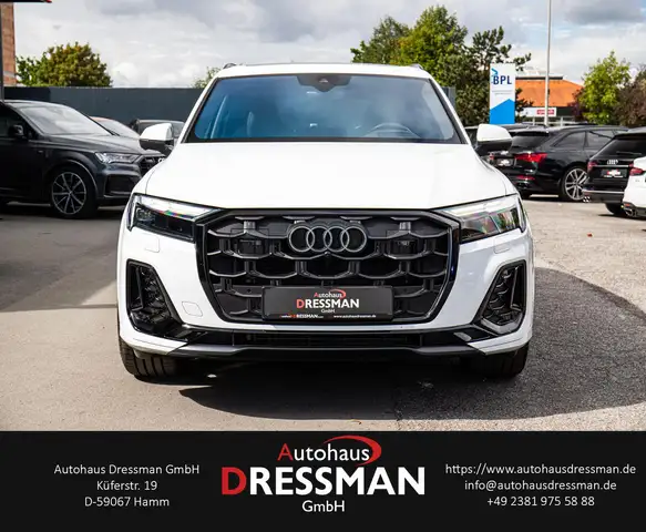Audi Q7 view 2