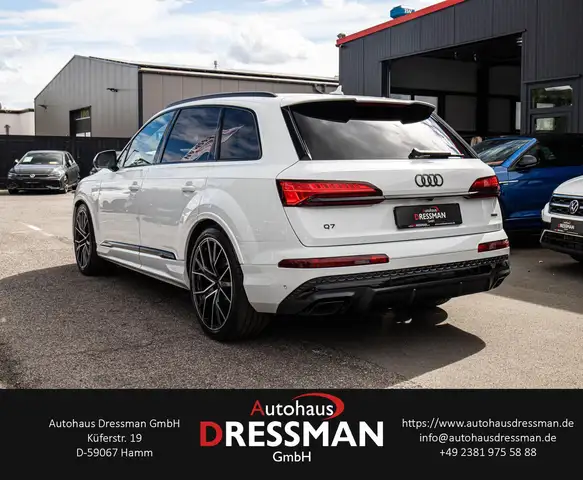 Audi Q7 view 6