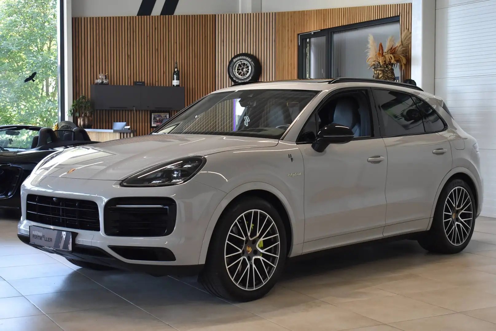 Porsche Cayenne III E-Hybrid // SAGA // Panorama // Chrono Grau - 1