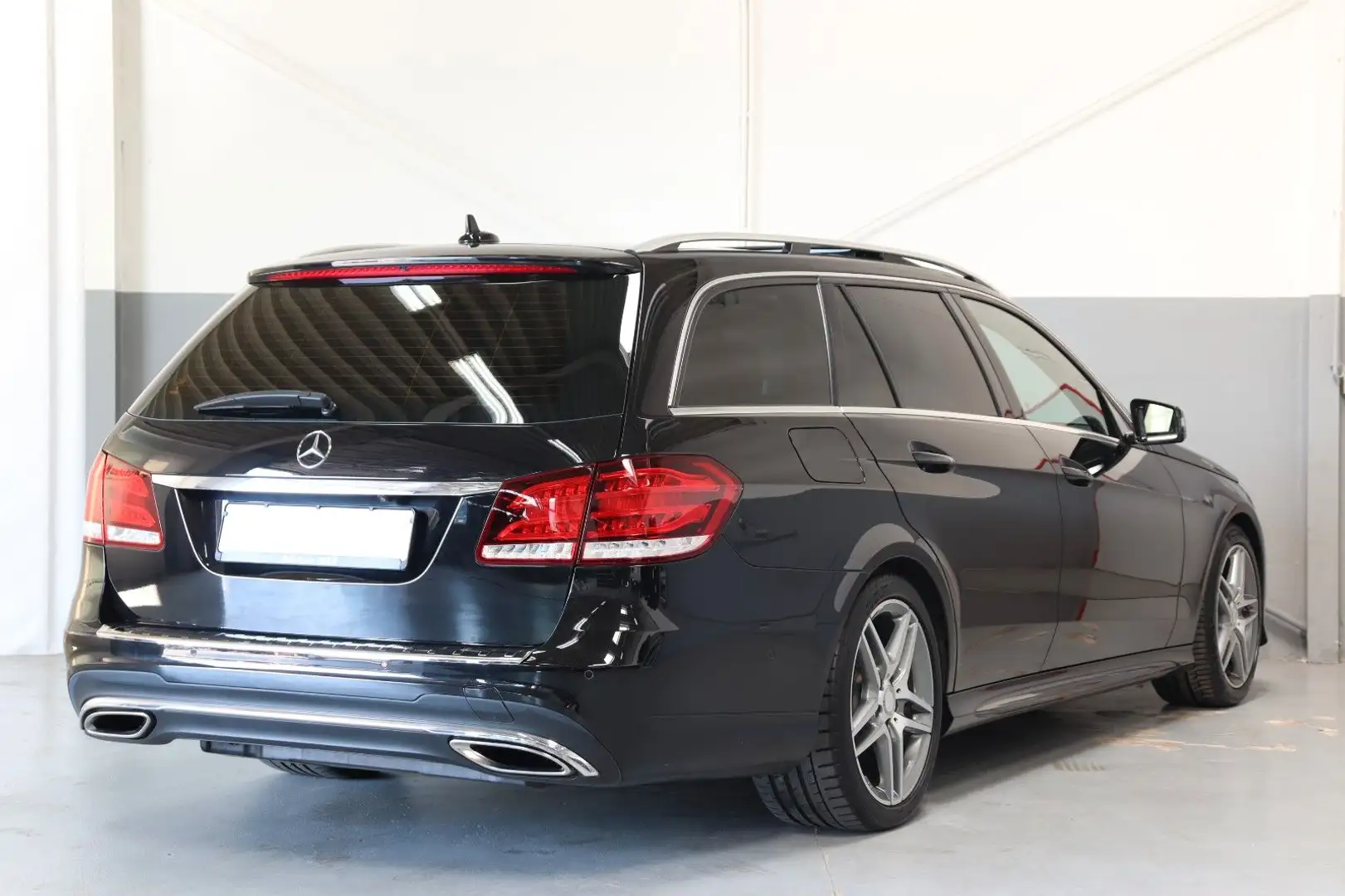 Mercedes-Benz E 350 AMG-Line BlueTec~Pano~Kam~AHK~DTR+~SZH~NAV Schwarz - 2