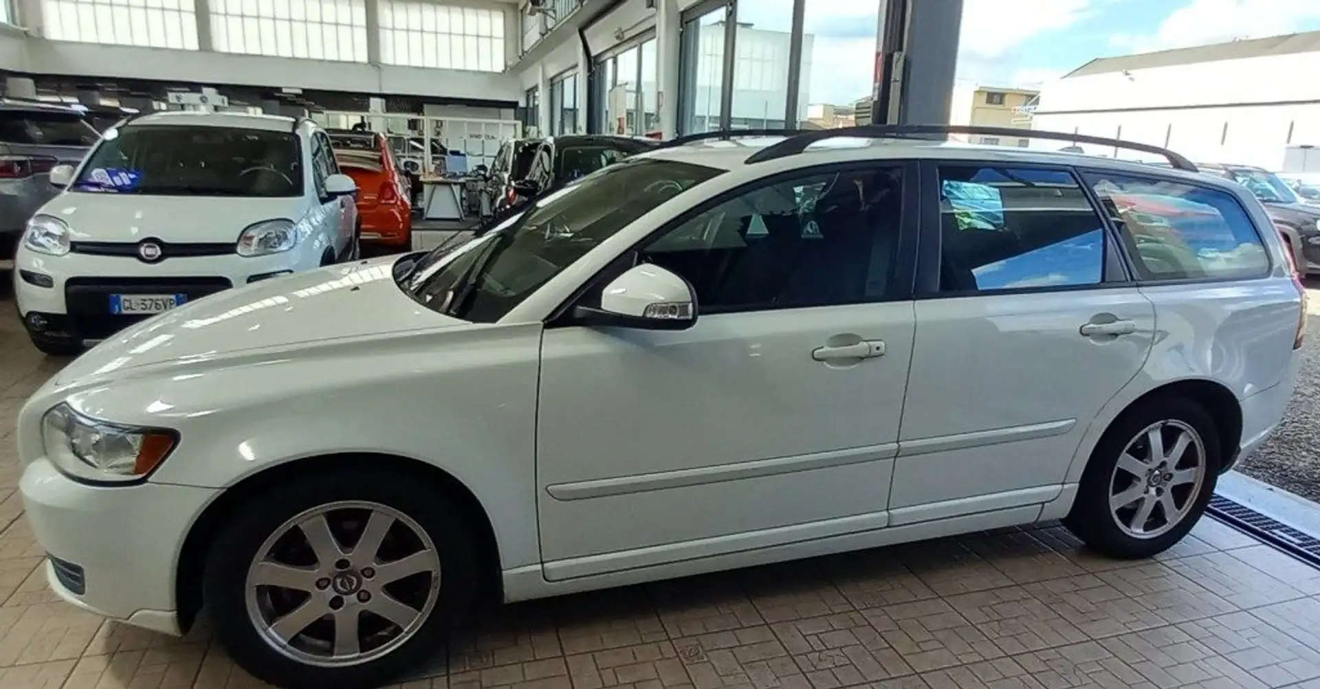Volvo V50 D2 POLAR Bílá - 2