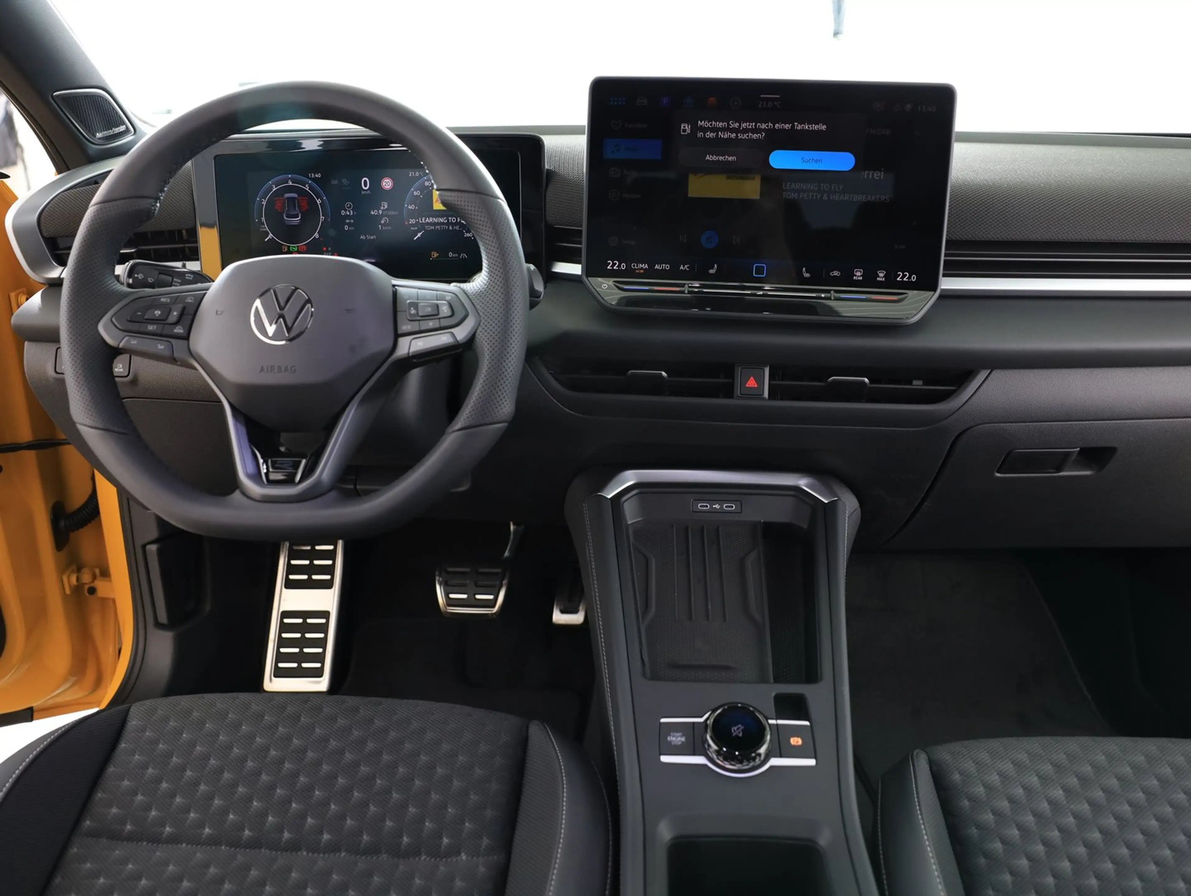 Volkswagen T-Roc R-Line eTSI DSG — photo 8
